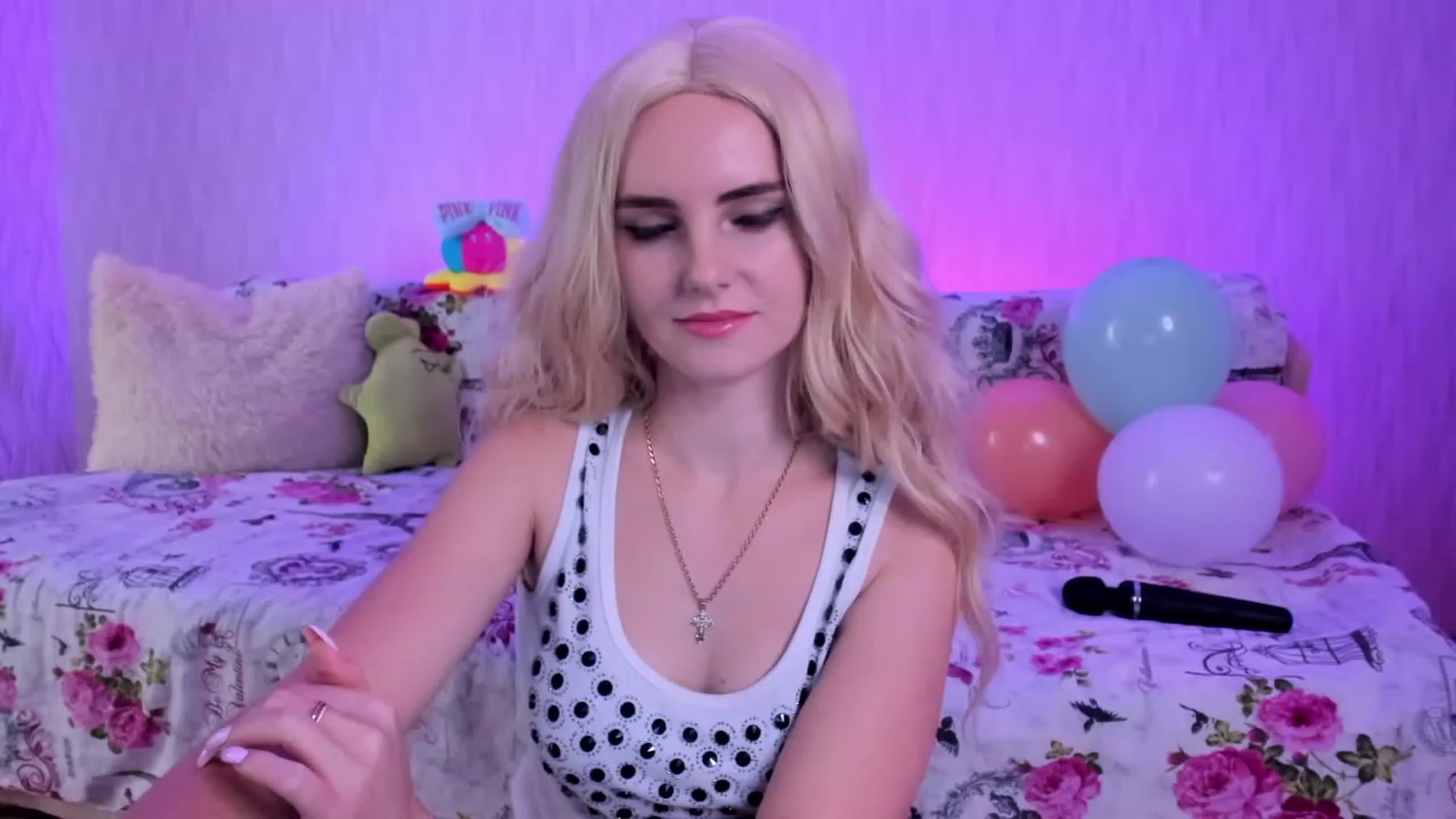 Gallery image thumbnail from kelly__grace_'s myfreecams stream on, 12/05/2022, 17:00 image 18 of 20