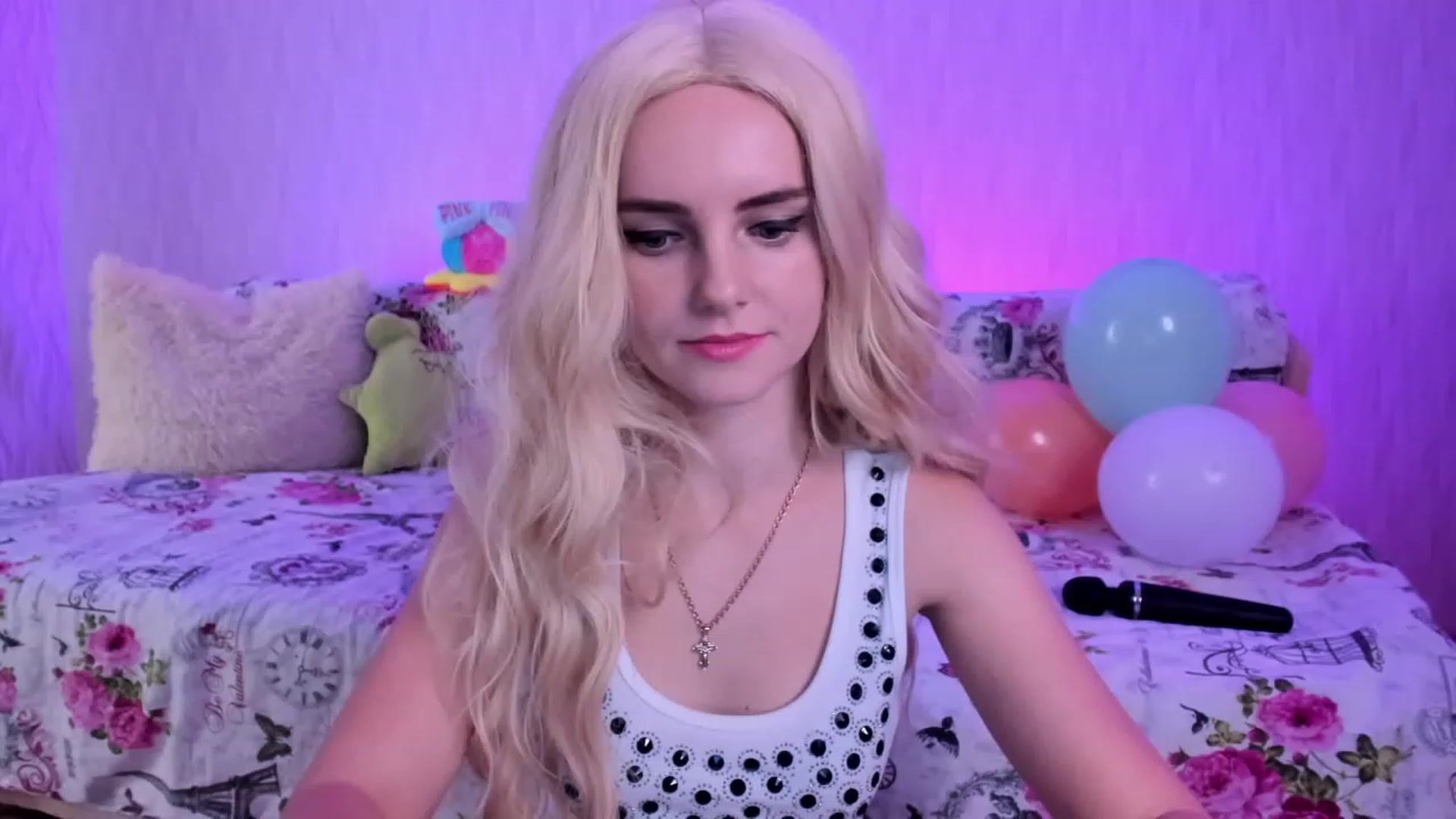 Gallery image thumbnail from kelly__grace_'s myfreecams stream on, 12/05/2022, 17:00 image 15 of 20