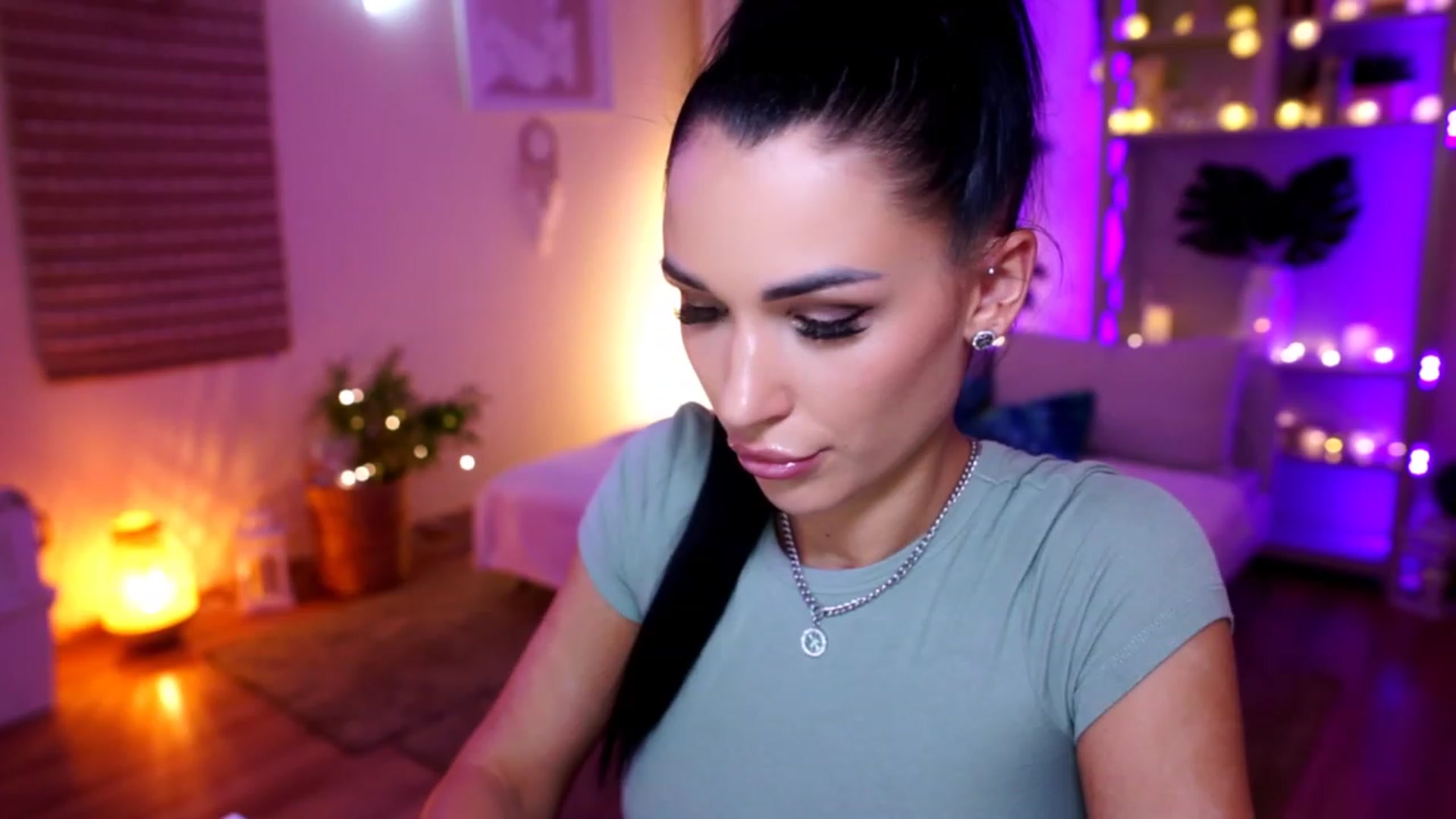 Gallery image thumbnail from kerelai's myfreecams stream on, 11/16/2022, 17:41 image 7 of 20