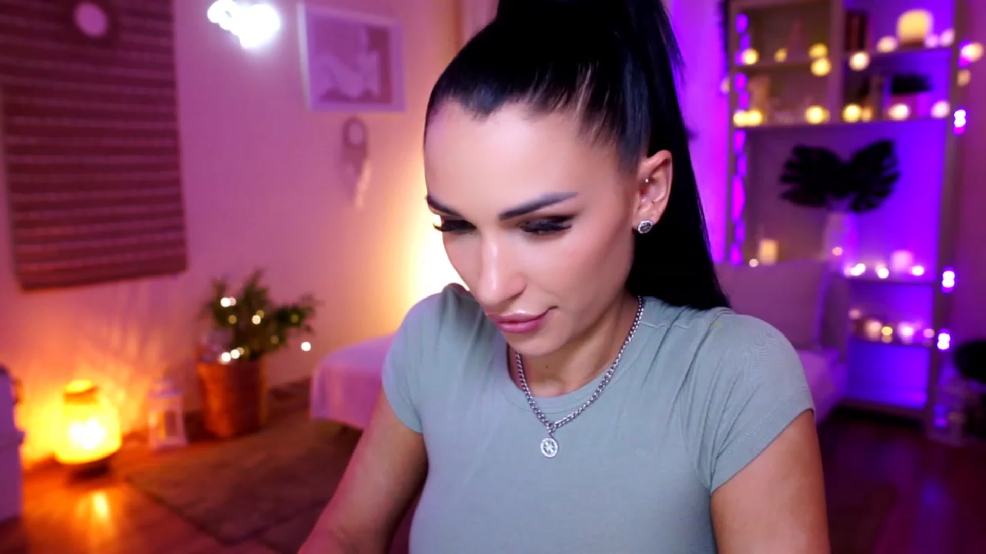Gallery image thumbnail from kerelai's myfreecams stream on, 11/16/2022, 17:41 image 18 of 20