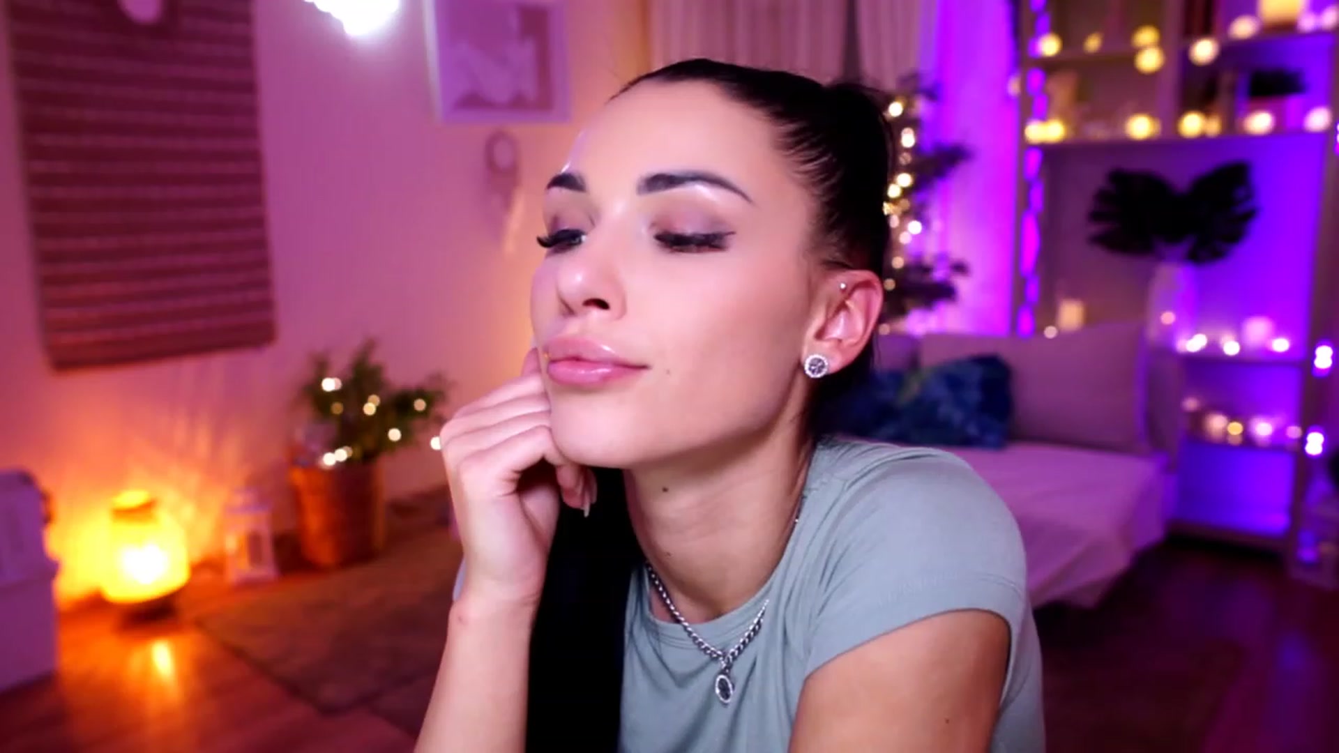 Gallery image thumbnail from kerelai's myfreecams stream on, 11/16/2022, 20:52 image 8 of 20