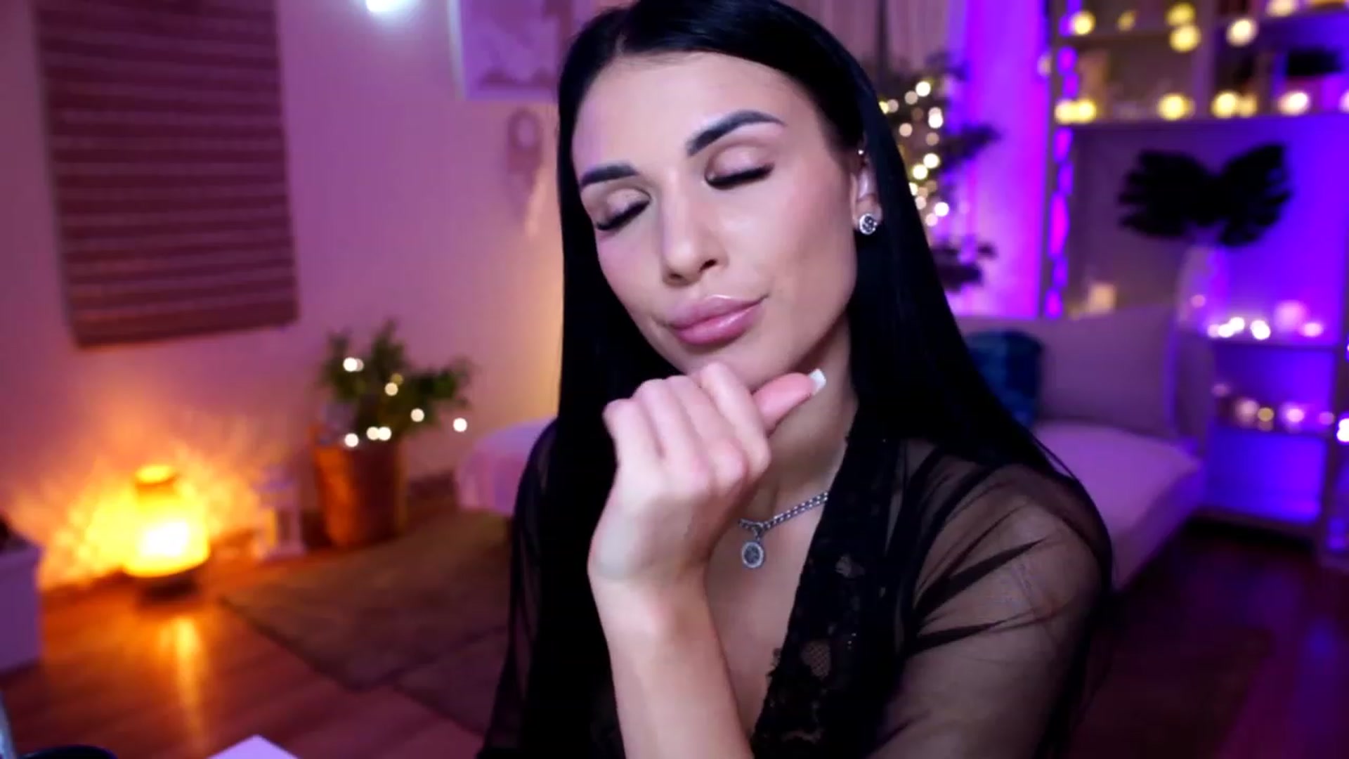 Gallery image thumbnail from kerelai's myfreecams stream on, 11/18/2022, 16:37 image 8 of 20