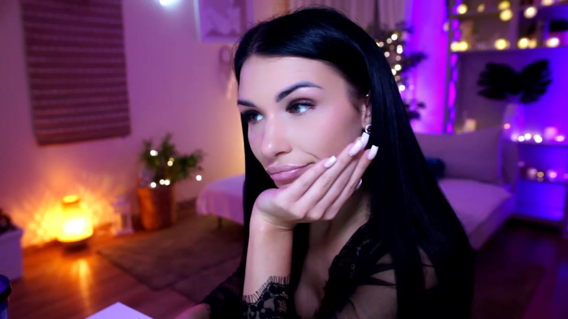Gallery image thumbnail from kerelai's myfreecams stream on, 11/18/2022, 20:29 image 8 of 20