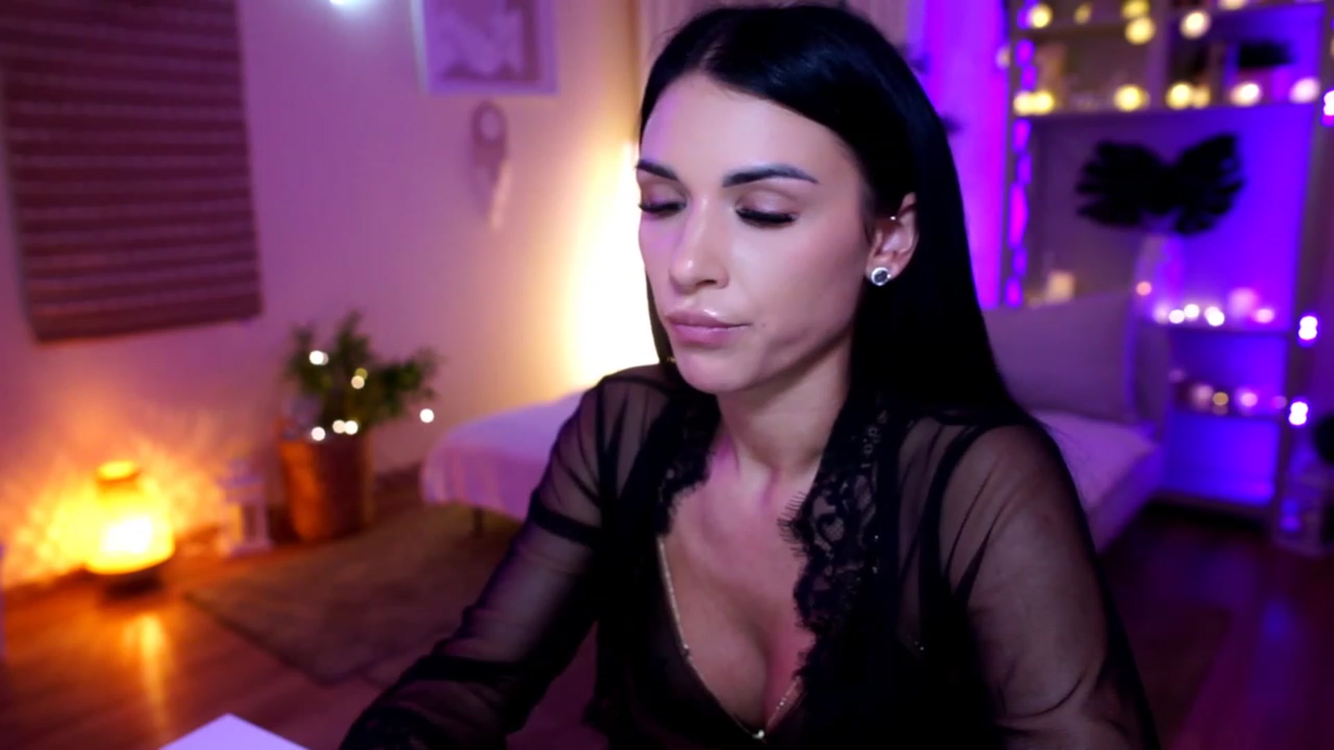 Gallery image thumbnail from kerelai's myfreecams stream on, 11/18/2022, 20:29 image 19 of 20