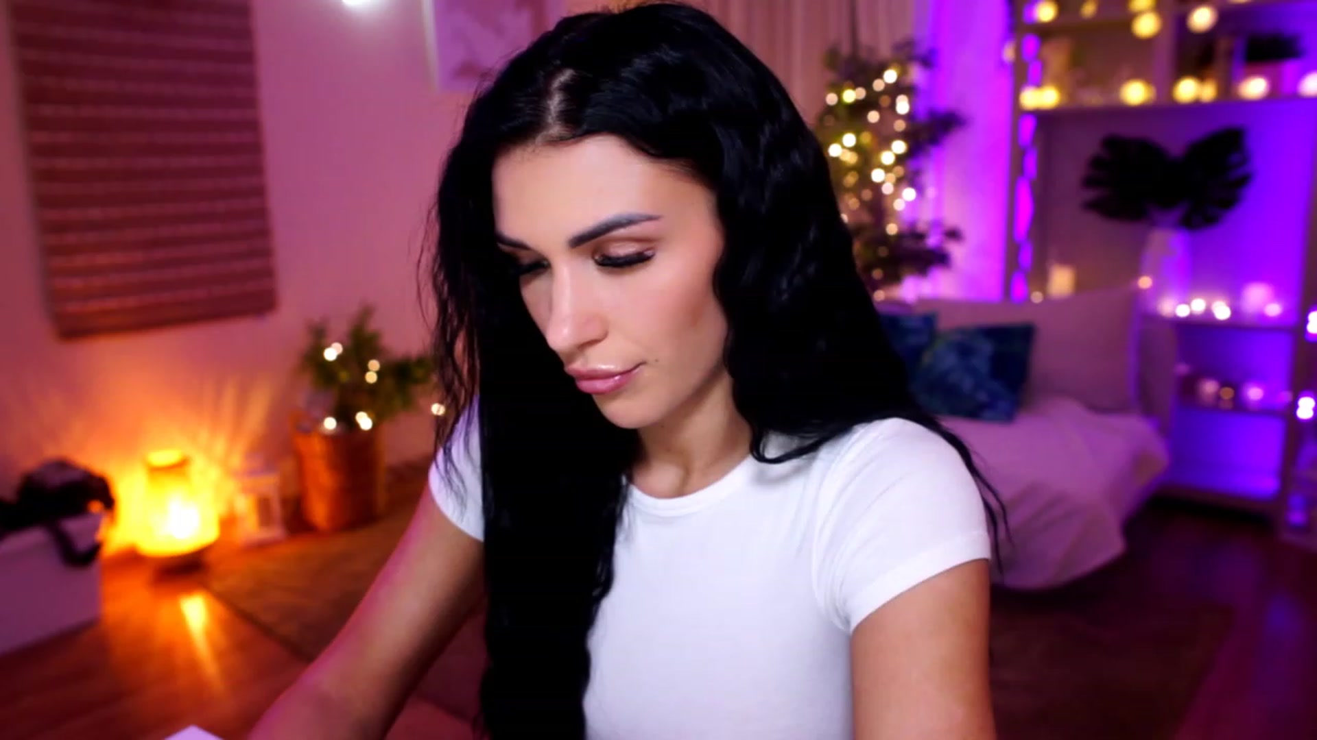 Gallery image thumbnail from kerelai's myfreecams stream on, 11/19/2022, 17:46 image 4 of 20