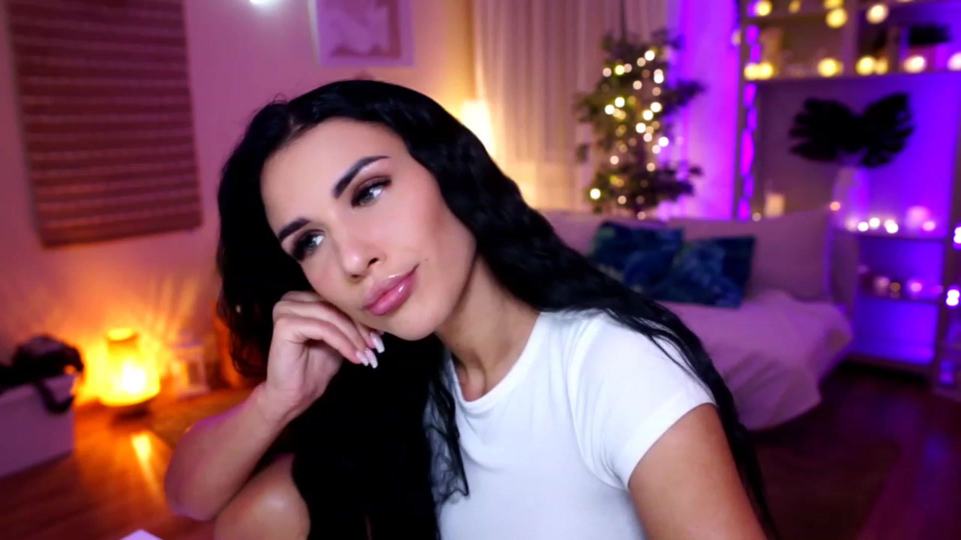 Gallery image thumbnail from kerelai's myfreecams stream on, 11/19/2022, 17:46 image 6 of 20