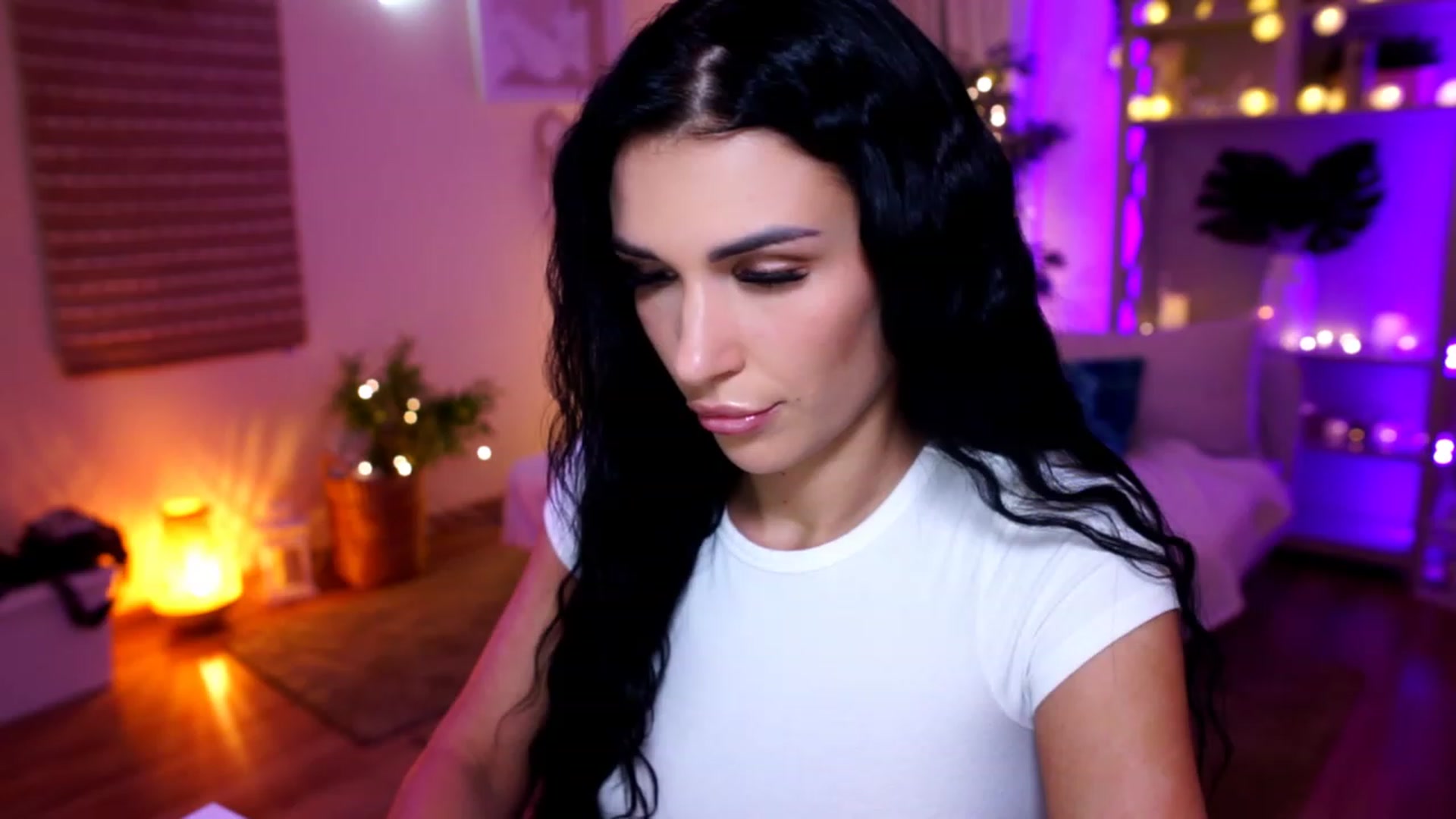Gallery image thumbnail from kerelai's myfreecams stream on, 11/19/2022, 17:46 image 7 of 20
