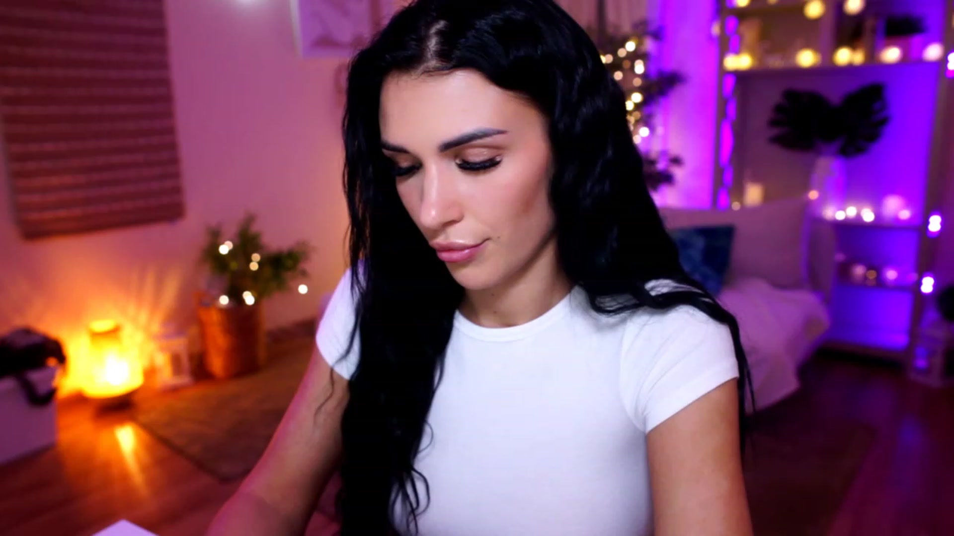 Gallery image thumbnail from kerelai's myfreecams stream on, 11/19/2022, 17:46 image 17 of 20