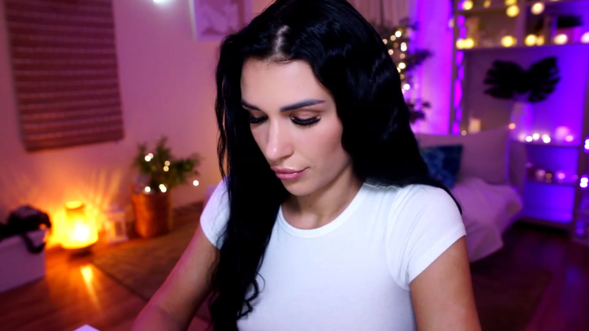 Gallery image thumbnail from kerelai's myfreecams stream on, 11/19/2022, 17:46 image 8 of 20