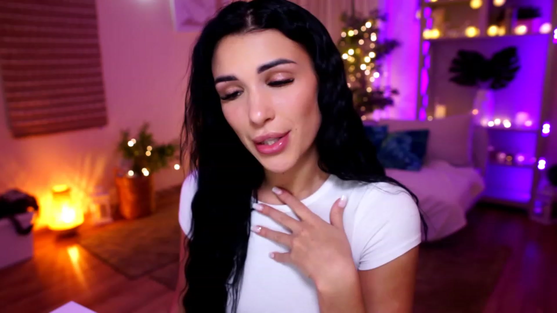 Gallery image thumbnail from kerelai's myfreecams stream on, 11/19/2022, 17:46 image 12 of 20