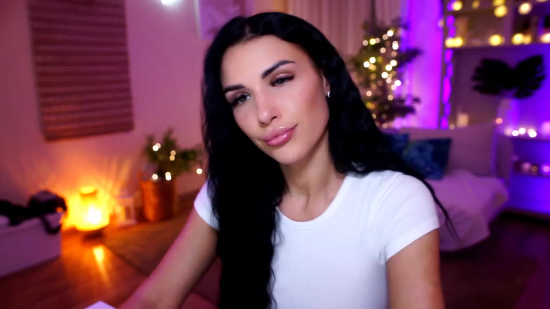 Gallery image thumbnail from kerelai's myfreecams stream on, 11/19/2022, 18:18 image 16 of 20