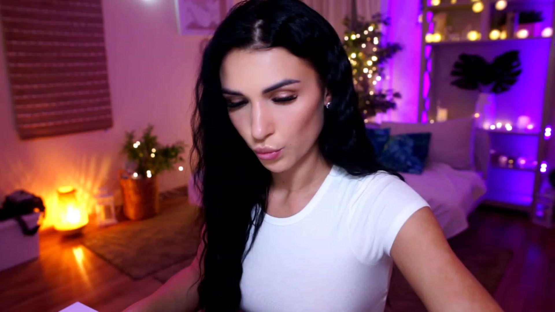 Gallery image thumbnail from kerelai's myfreecams stream on, 11/19/2022, 18:18 image 3 of 20