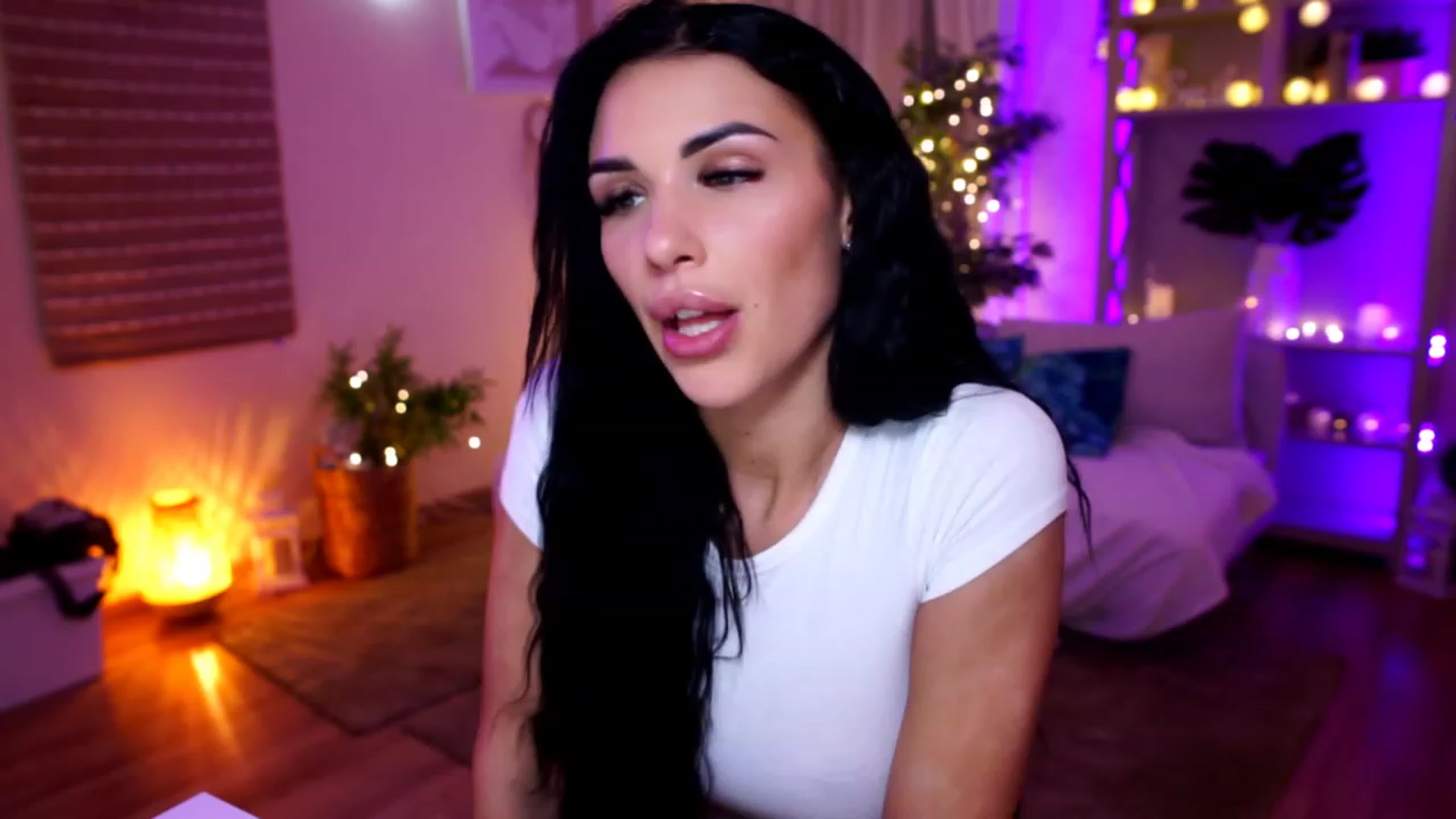 Gallery image thumbnail from kerelai's myfreecams stream on, 11/19/2022, 18:18 image 5 of 20