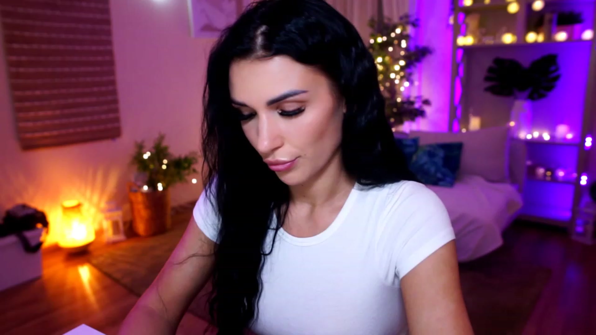 Gallery image thumbnail from kerelai's myfreecams stream on, 11/19/2022, 18:18 image 1 of 20