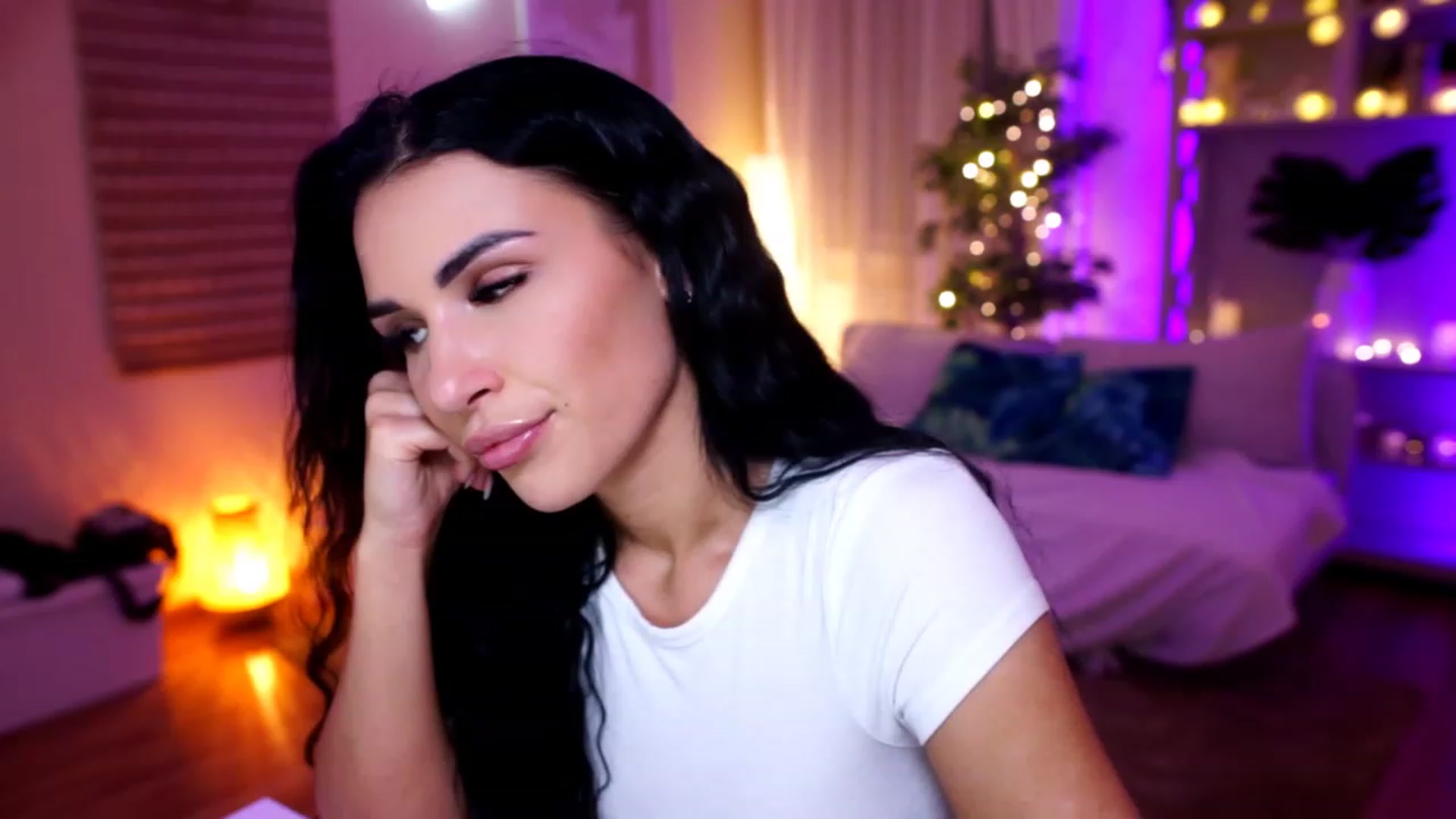 Gallery image thumbnail from kerelai's myfreecams stream on, 11/19/2022, 18:18 image 19 of 20