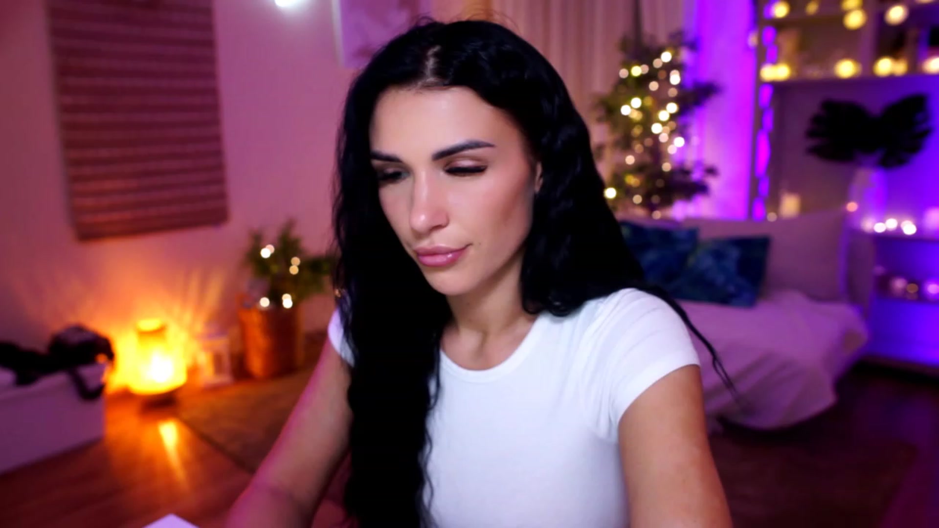 Gallery image thumbnail from kerelai's myfreecams stream on, 11/19/2022, 18:18 image 17 of 20