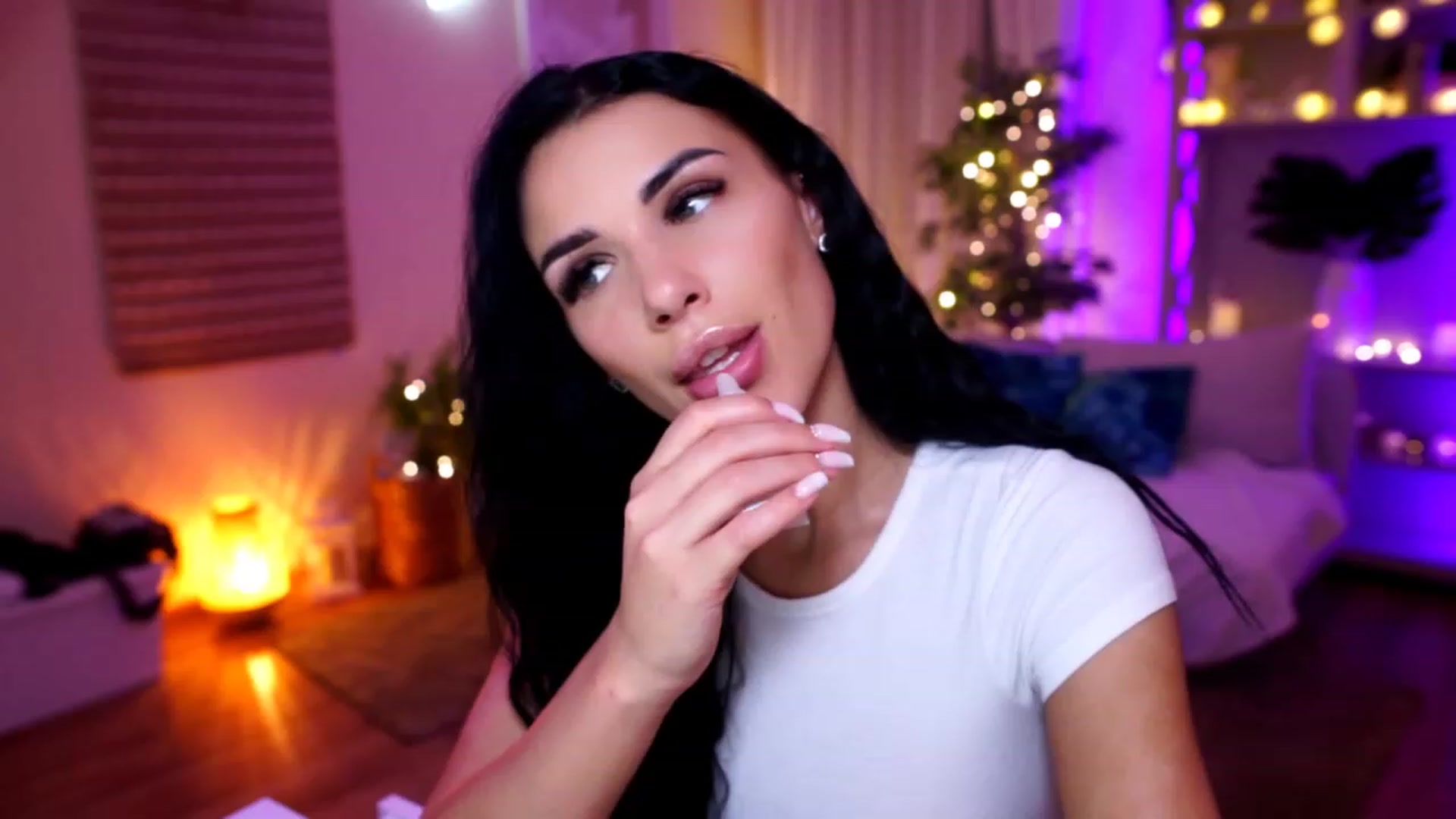 Gallery image thumbnail from kerelai's myfreecams stream on, 11/19/2022, 18:18 image 13 of 20