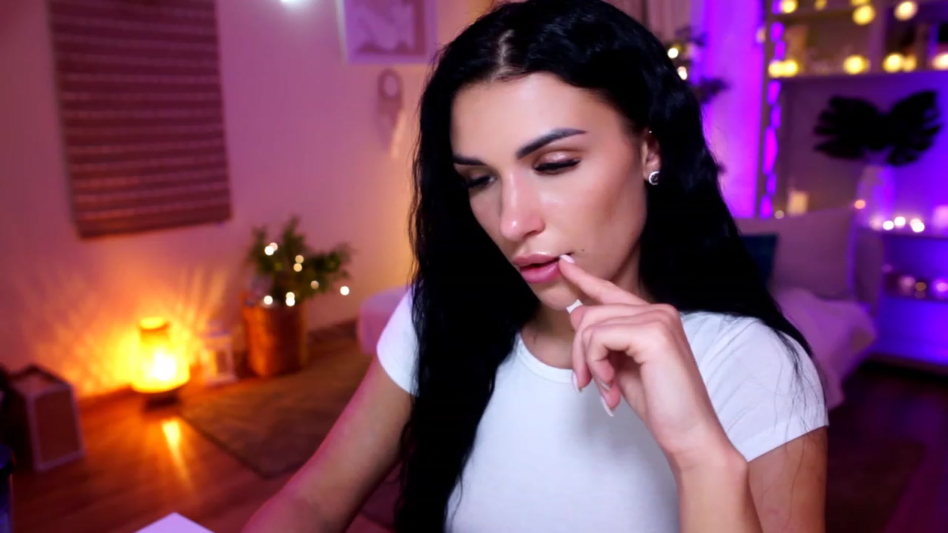 Gallery image thumbnail from kerelai's myfreecams stream on, 11/20/2022, 07:43 image 19 of 20