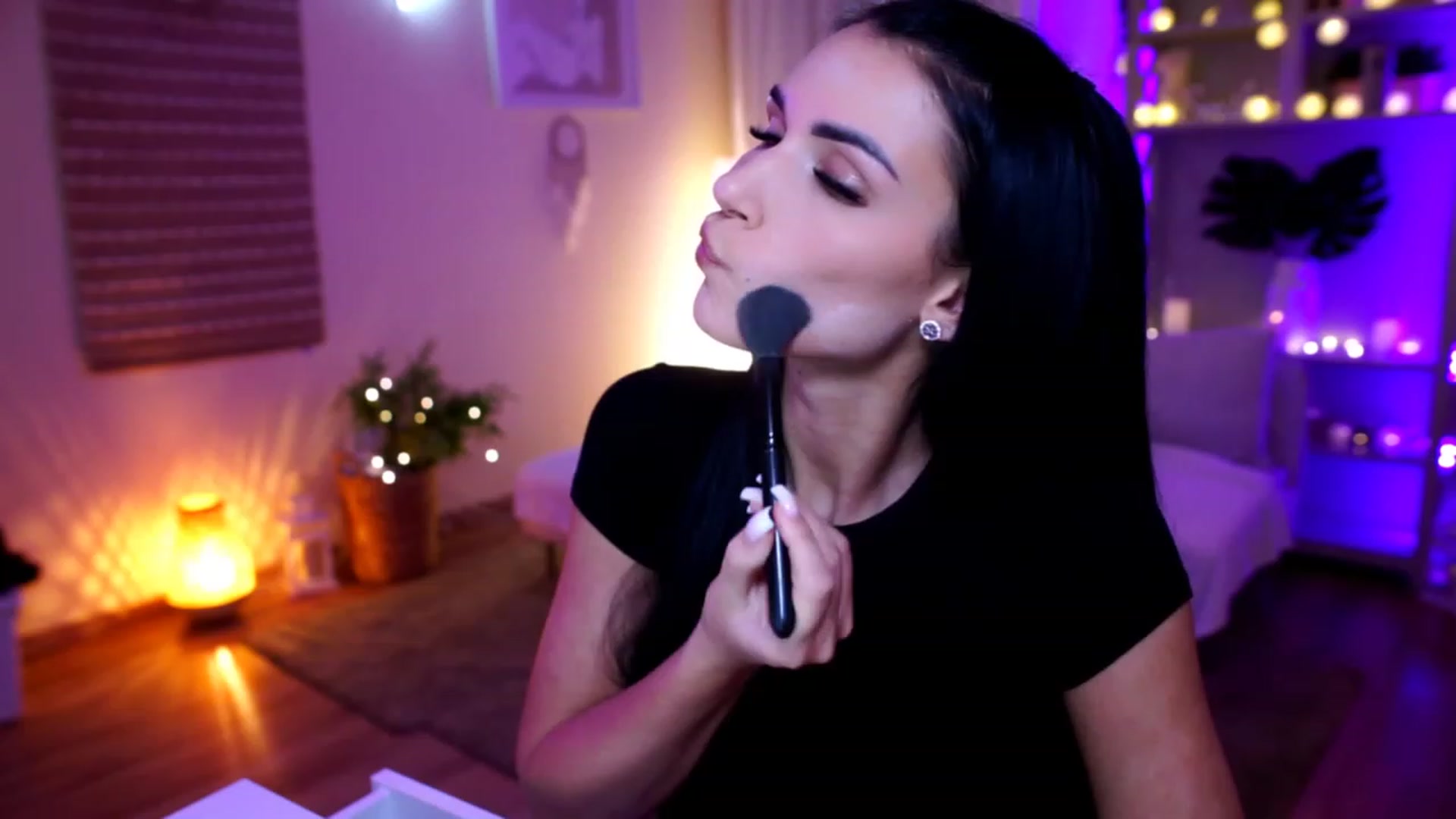 Gallery image thumbnail from kerelai's myfreecams stream on, 11/22/2022, 13:06 image 19 of 20
