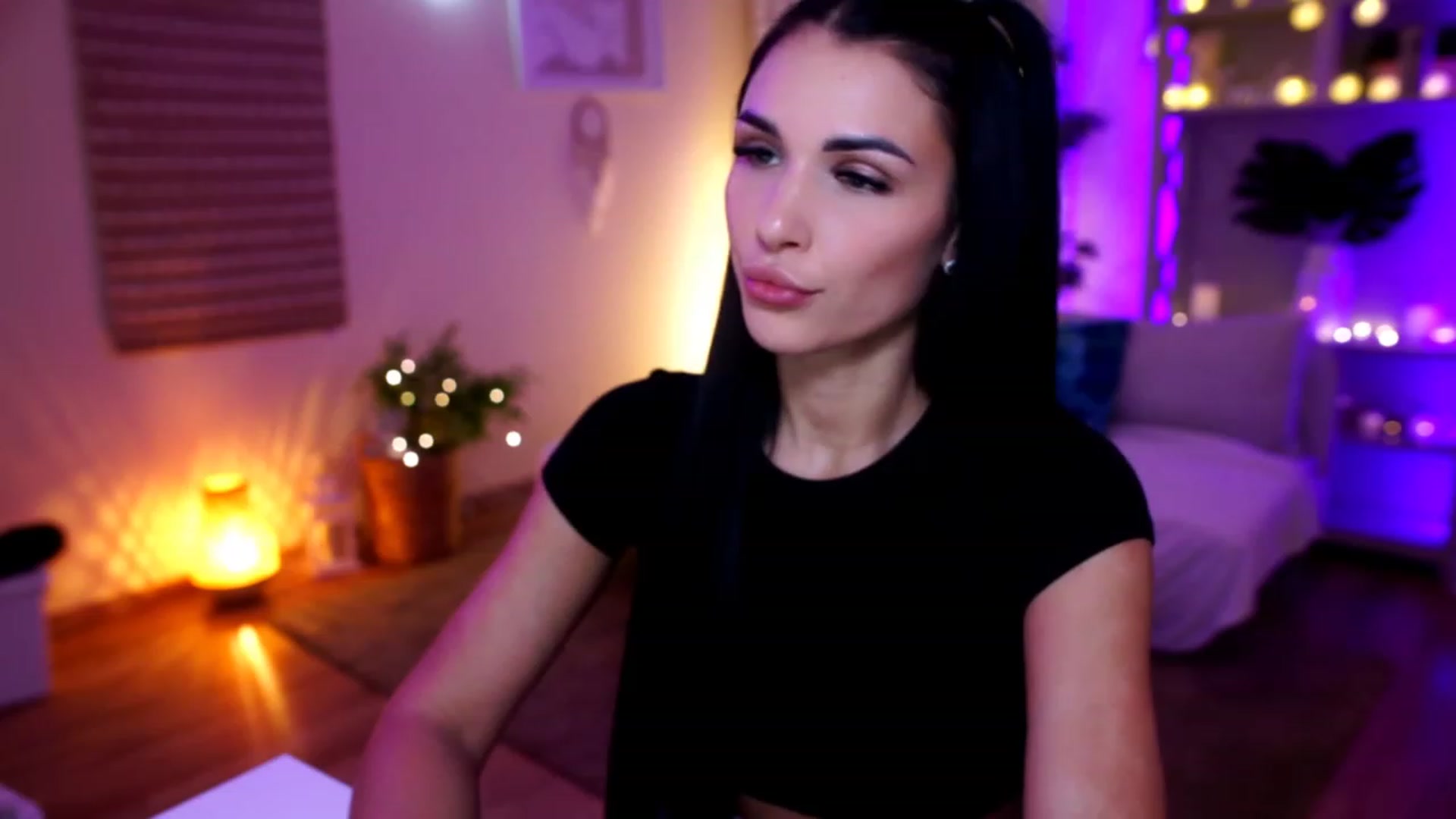 Gallery image thumbnail from kerelai's myfreecams stream on, 11/22/2022, 13:06 image 3 of 20