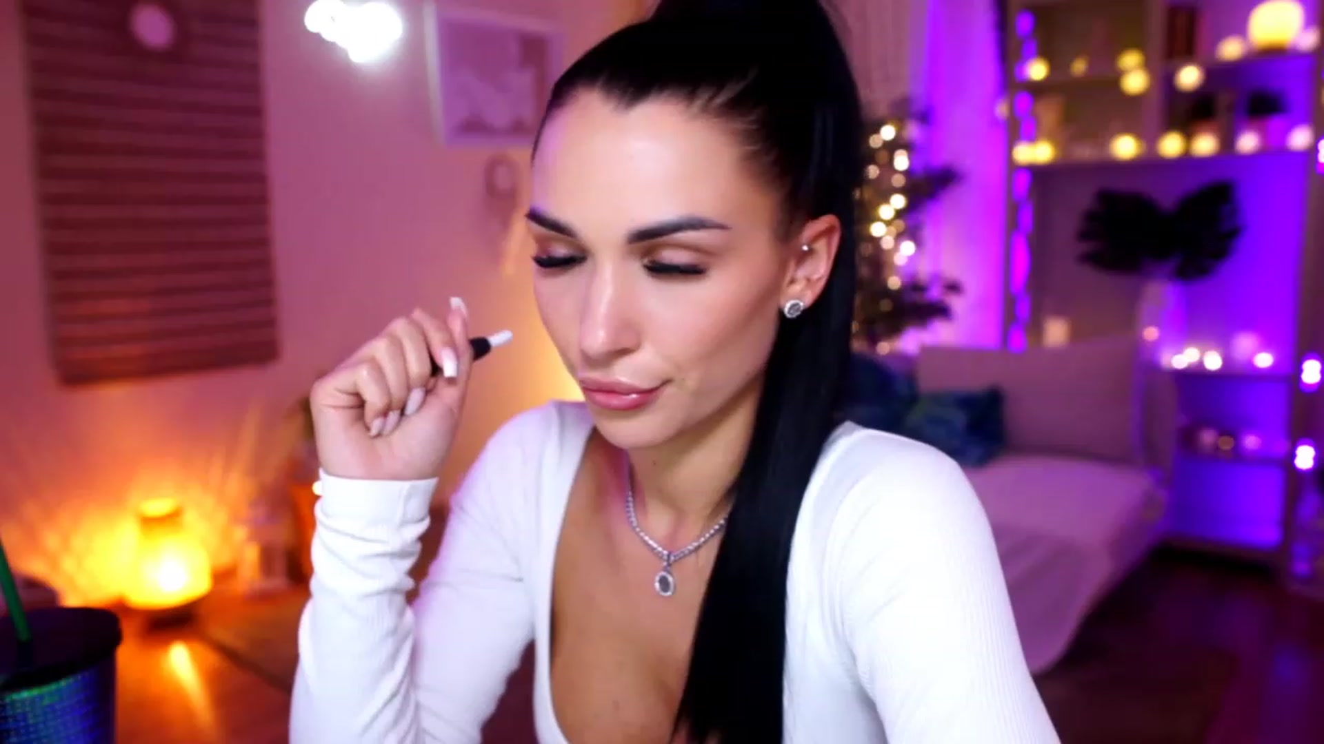 Gallery image thumbnail from kerelai's myfreecams stream on, 11/23/2022, 20:23 image 16 of 20