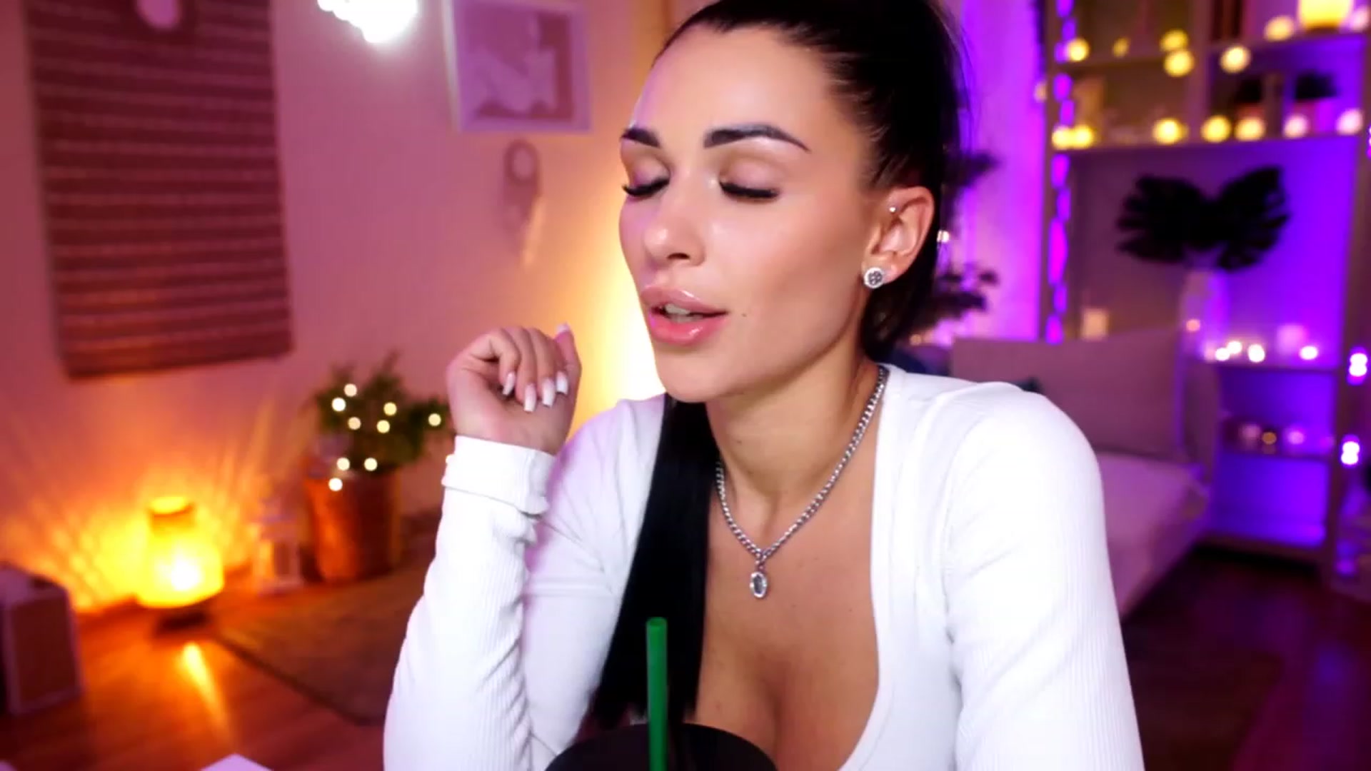 Gallery image thumbnail from kerelai's myfreecams stream on, 11/23/2022, 20:23 image 2 of 20