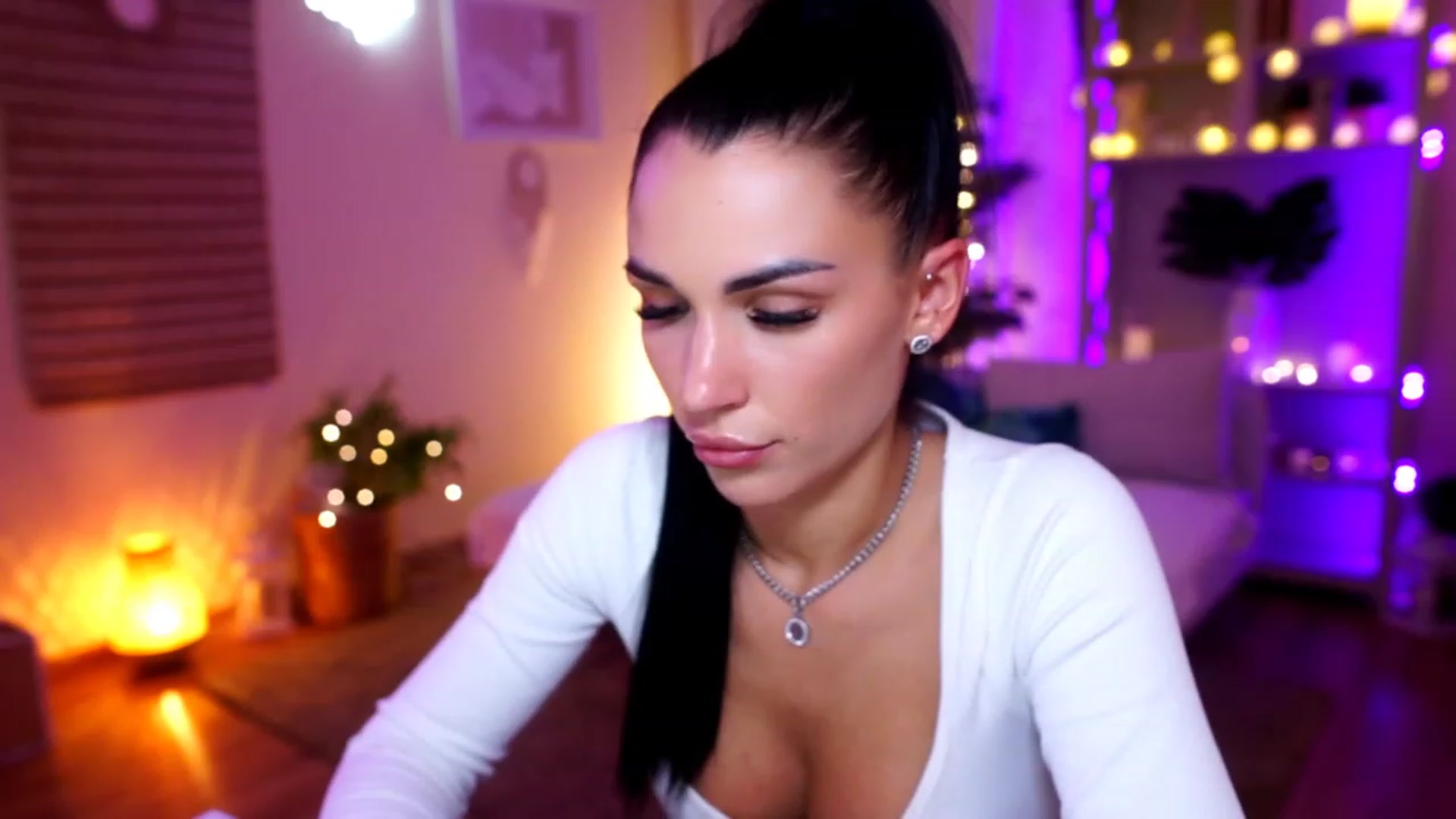 Gallery image thumbnail from kerelai's myfreecams stream on, 11/23/2022, 21:00 image 16 of 20
