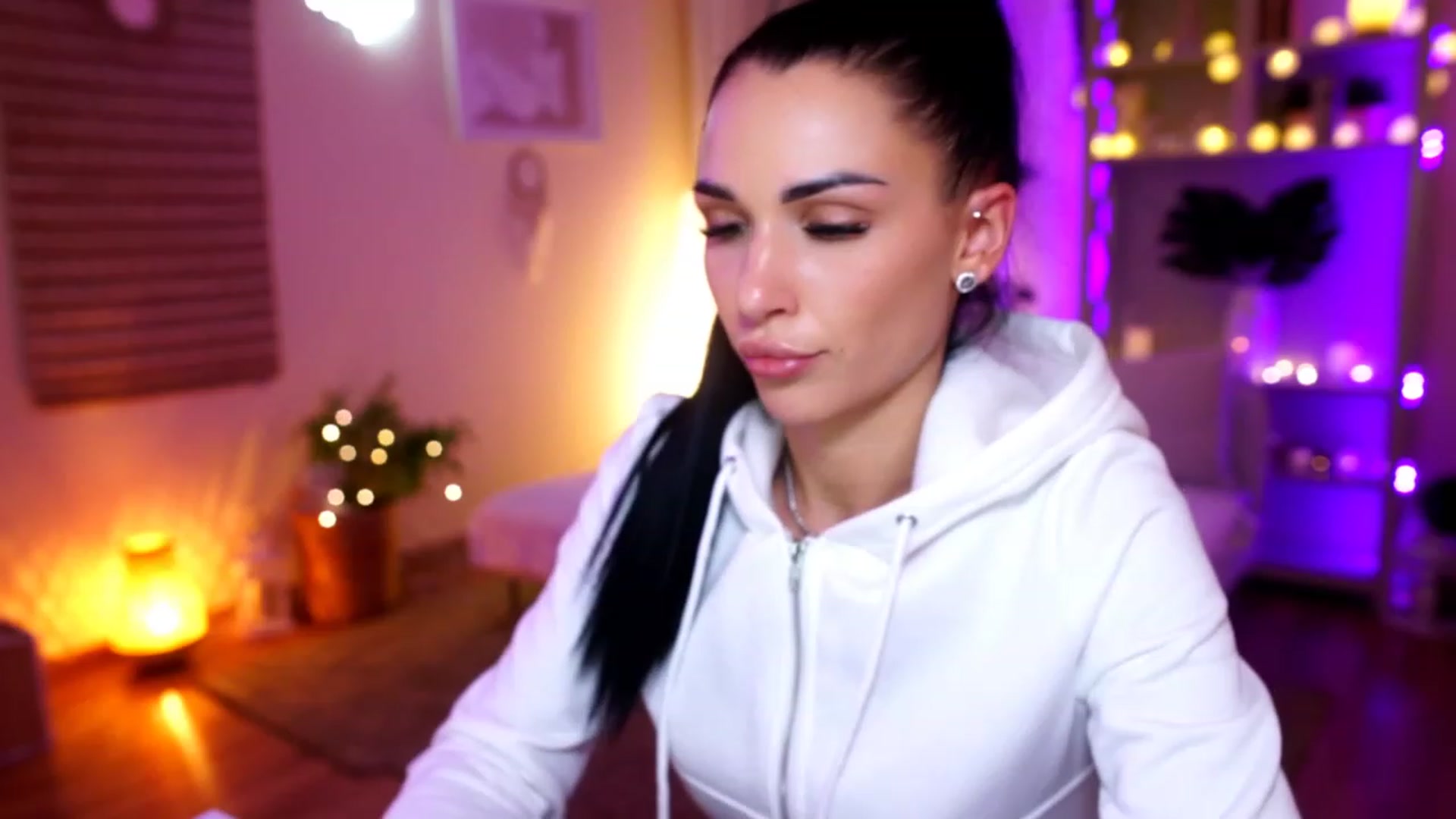 Gallery image thumbnail from kerelai's myfreecams stream on, 11/23/2022, 21:00 image 19 of 20
