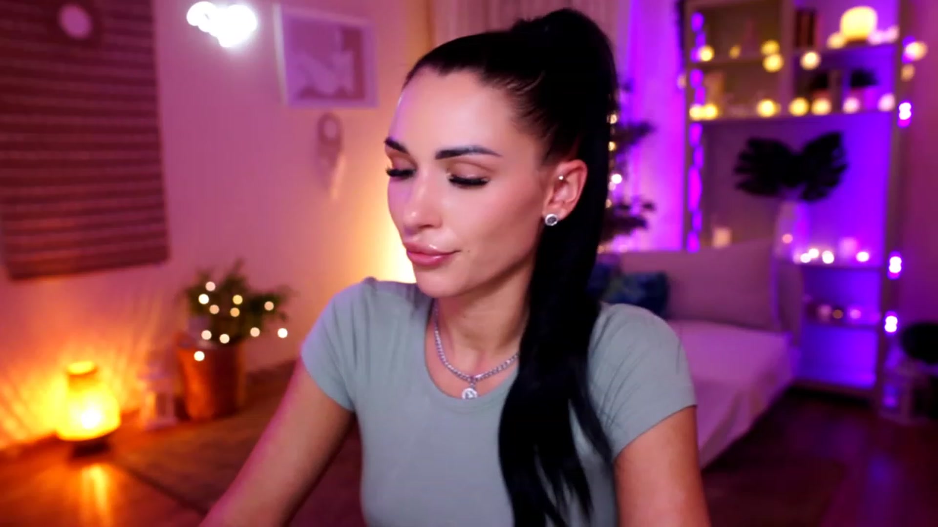 Gallery image thumbnail from kerelai's myfreecams stream on, 11/24/2022, 19:26 image 18 of 20