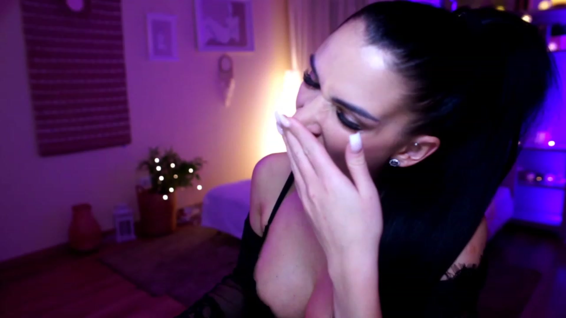 Gallery image thumbnail from kerelai's myfreecams stream on, 11/28/2022, 17:54 image 19 of 20