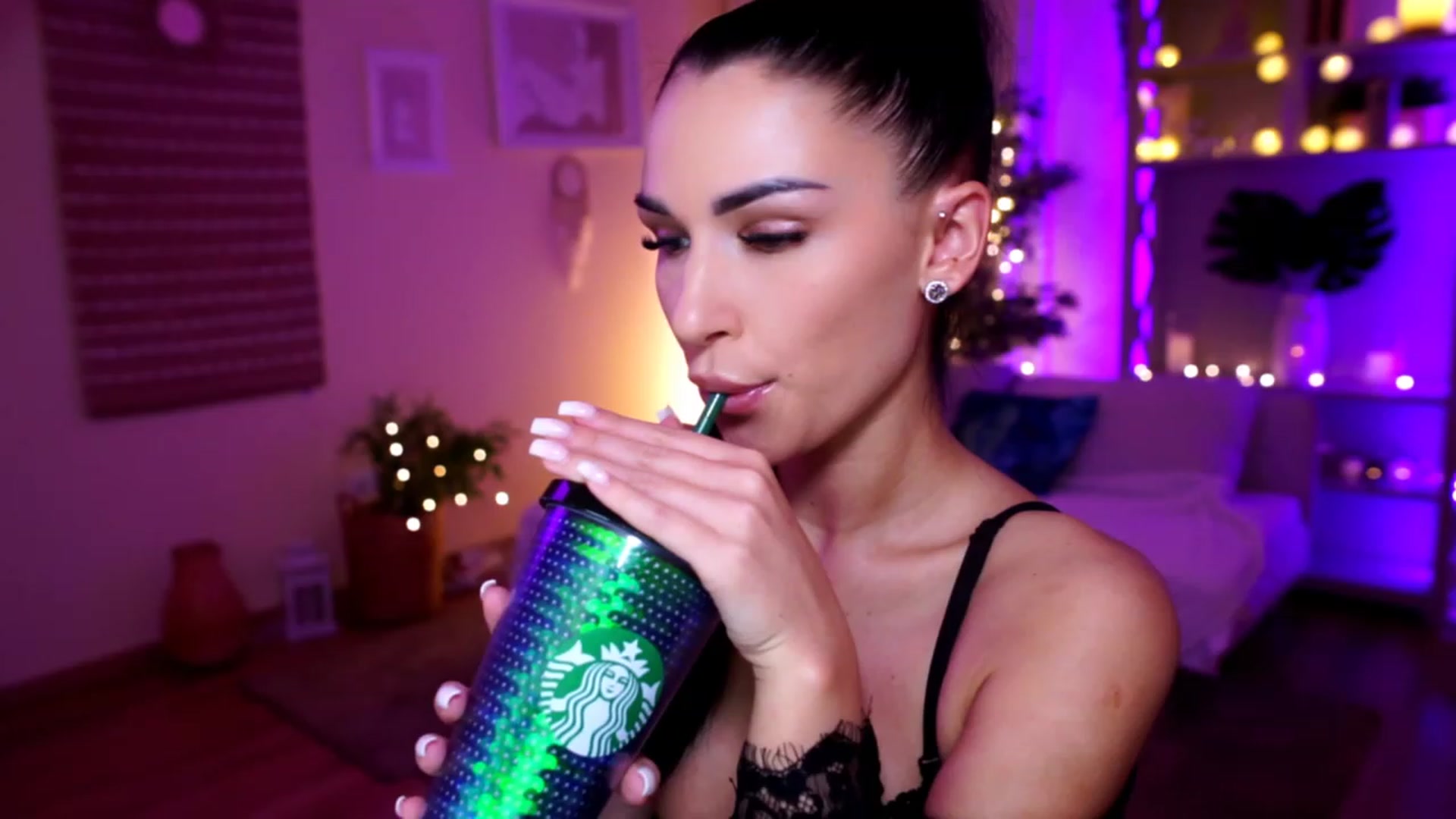 Gallery image thumbnail from kerelai's myfreecams stream on, 11/28/2022, 17:54 image 10 of 20