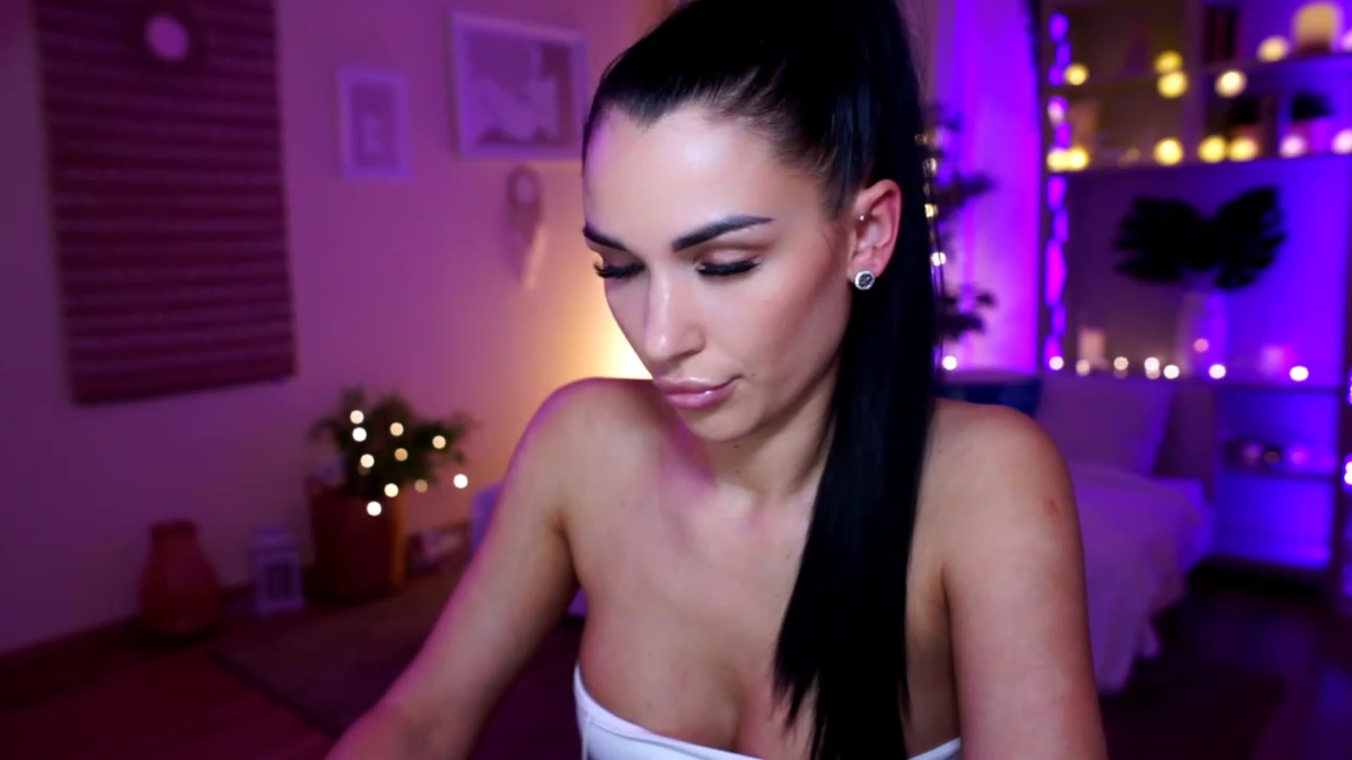 Gallery image thumbnail from kerelai's myfreecams stream on, 11/29/2022, 13:11 image 12 of 20