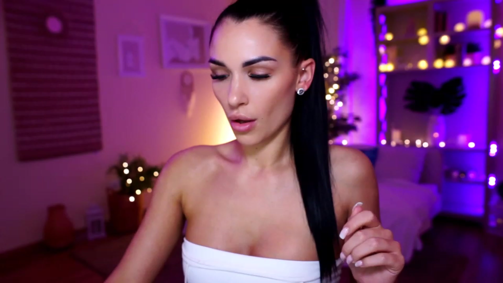 Gallery image thumbnail from kerelai's myfreecams stream on, 11/29/2022, 13:11 image 15 of 20