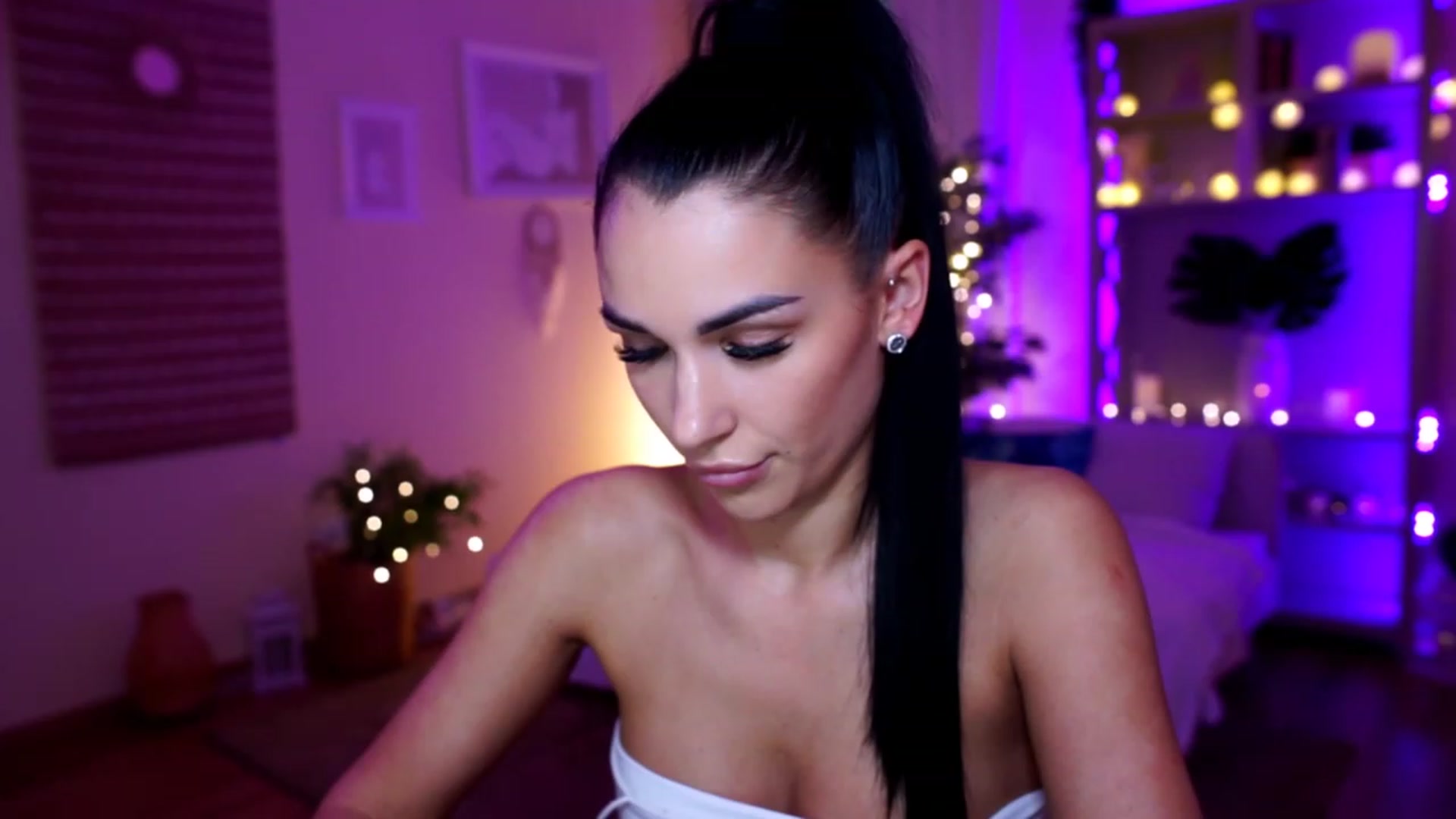 Gallery image thumbnail from kerelai's myfreecams stream on, 11/29/2022, 13:11 image 18 of 20