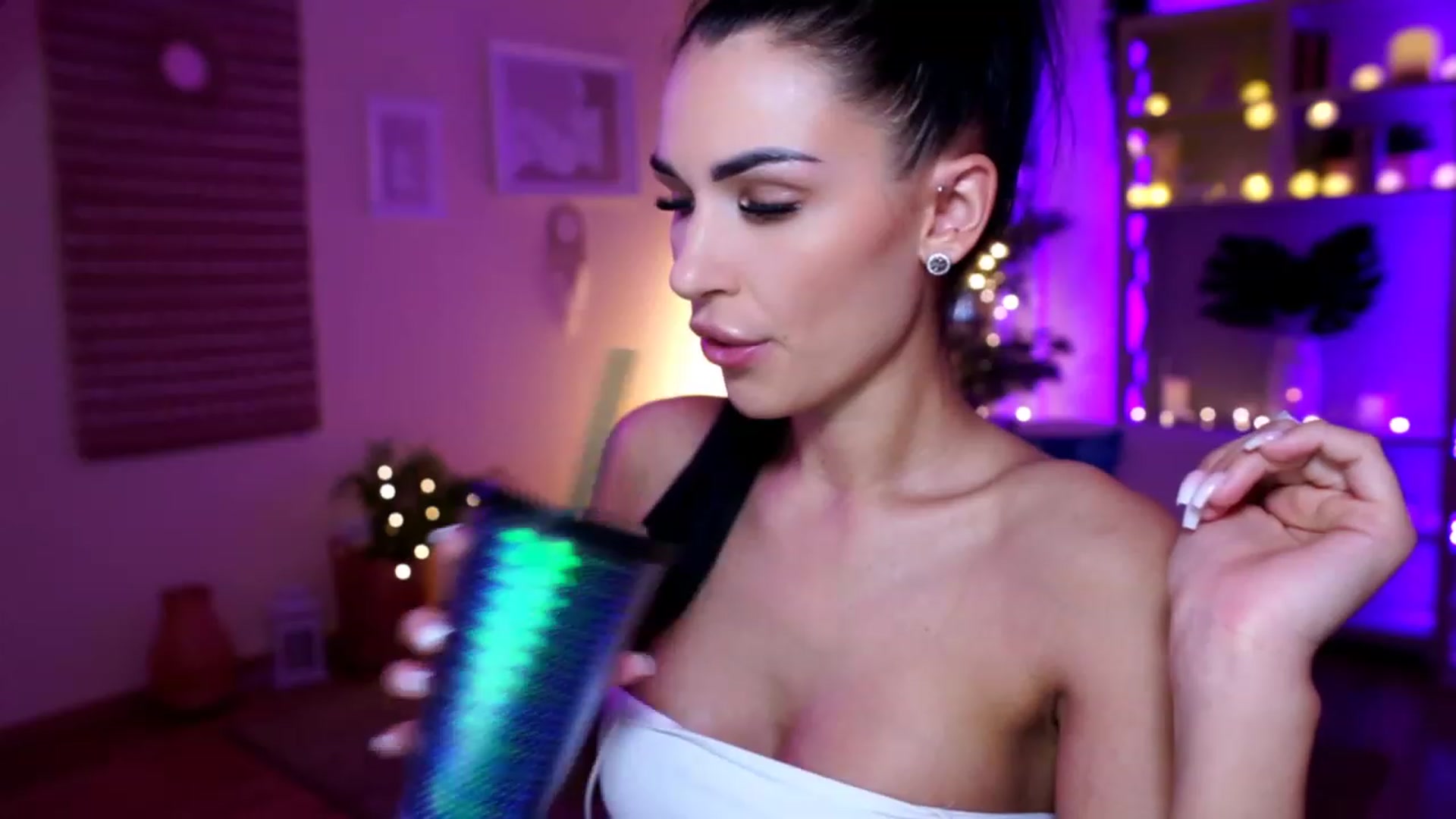 Gallery image thumbnail from kerelai's myfreecams stream on, 11/29/2022, 13:11 image 11 of 20