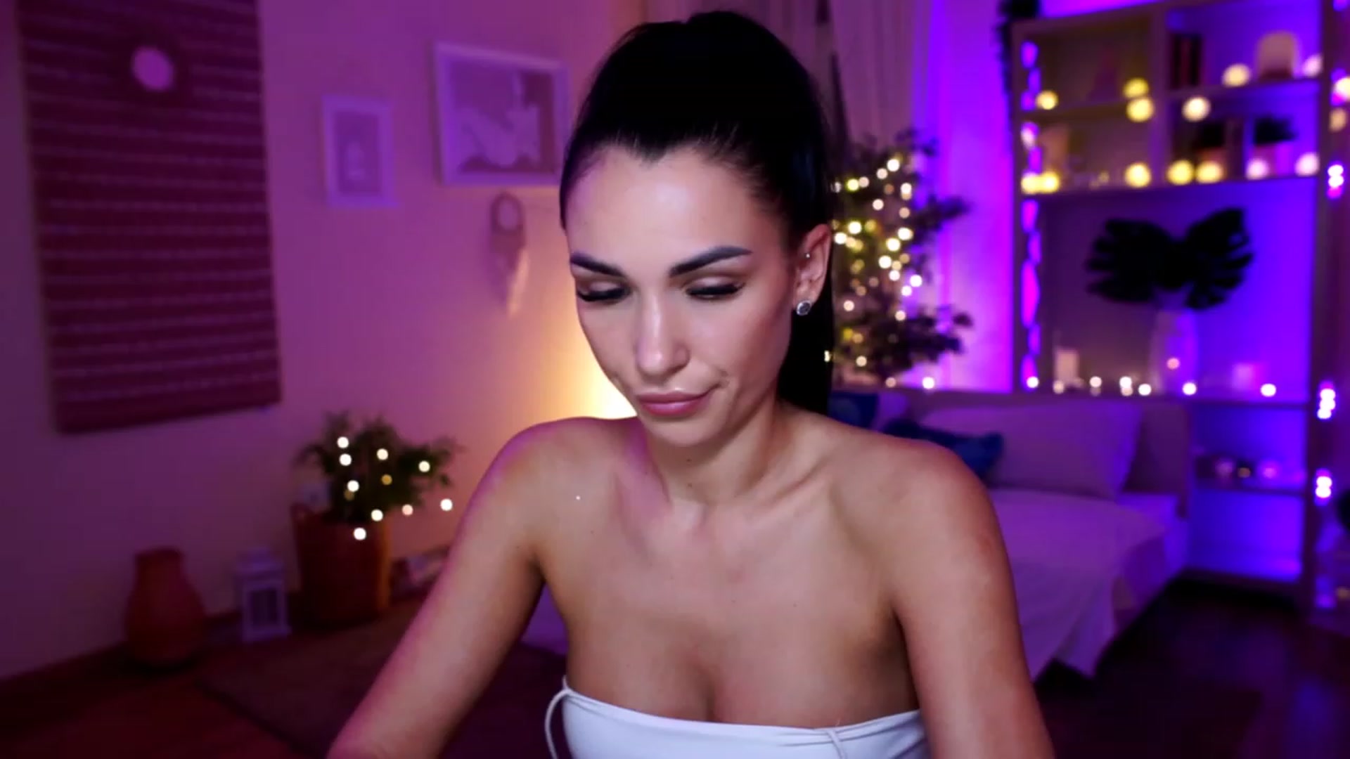 Gallery image thumbnail from kerelai's myfreecams stream on, 11/29/2022, 16:00 image 3 of 20