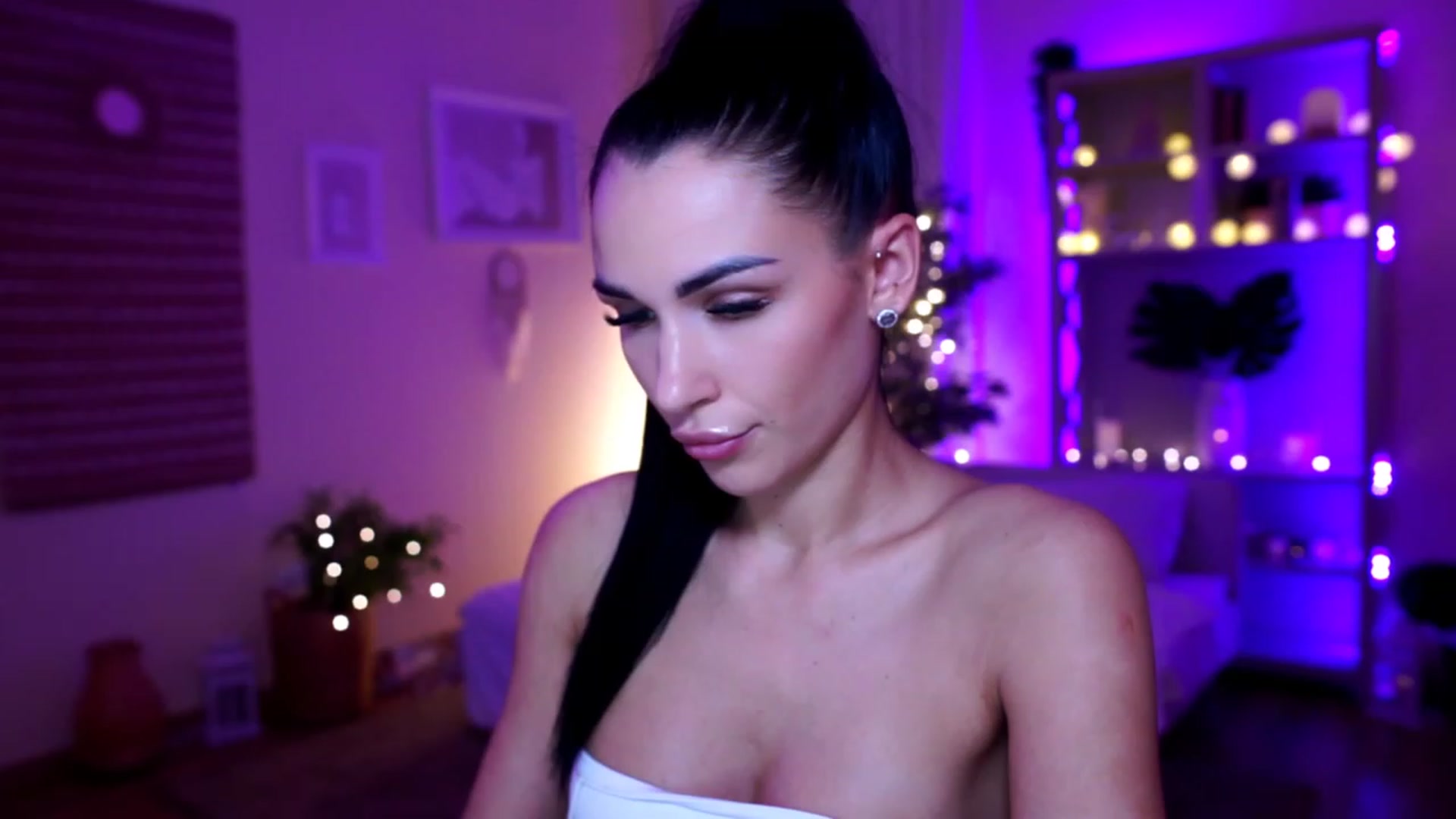 Gallery image thumbnail from kerelai's myfreecams stream on, 11/29/2022, 16:00 image 7 of 20