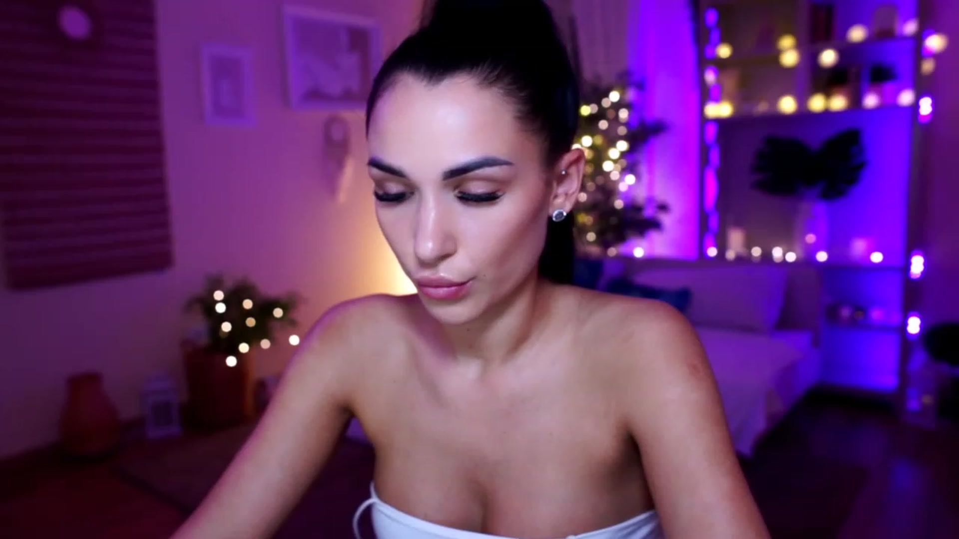 Gallery image thumbnail from kerelai's myfreecams stream on, 11/29/2022, 16:00 image 15 of 20