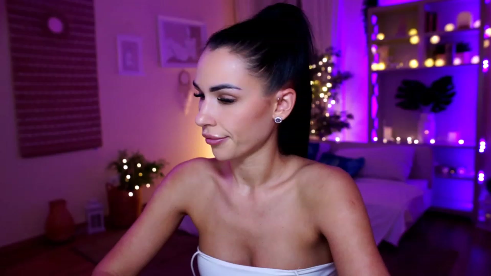 Gallery image thumbnail from kerelai's myfreecams stream on, 11/29/2022, 16:00 image 2 of 20