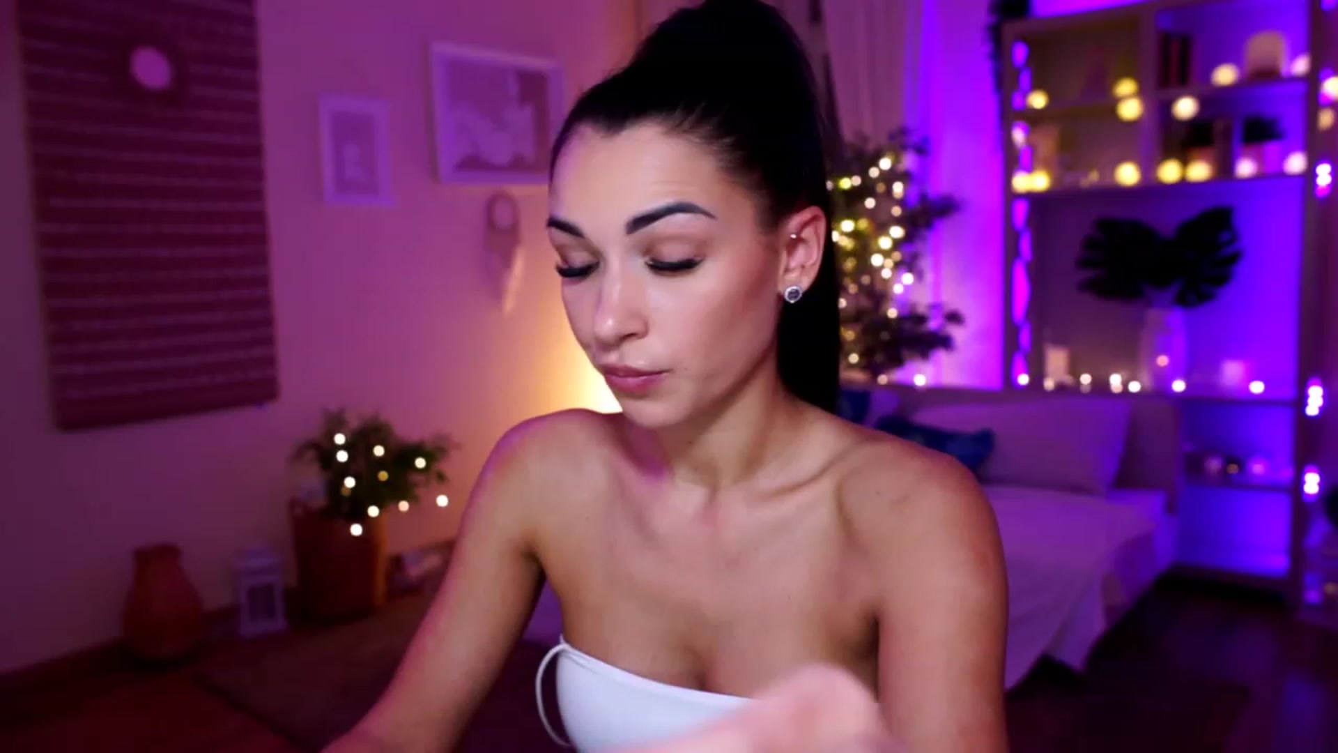 Gallery image thumbnail from kerelai's myfreecams stream on, 11/29/2022, 16:00 image 1 of 20