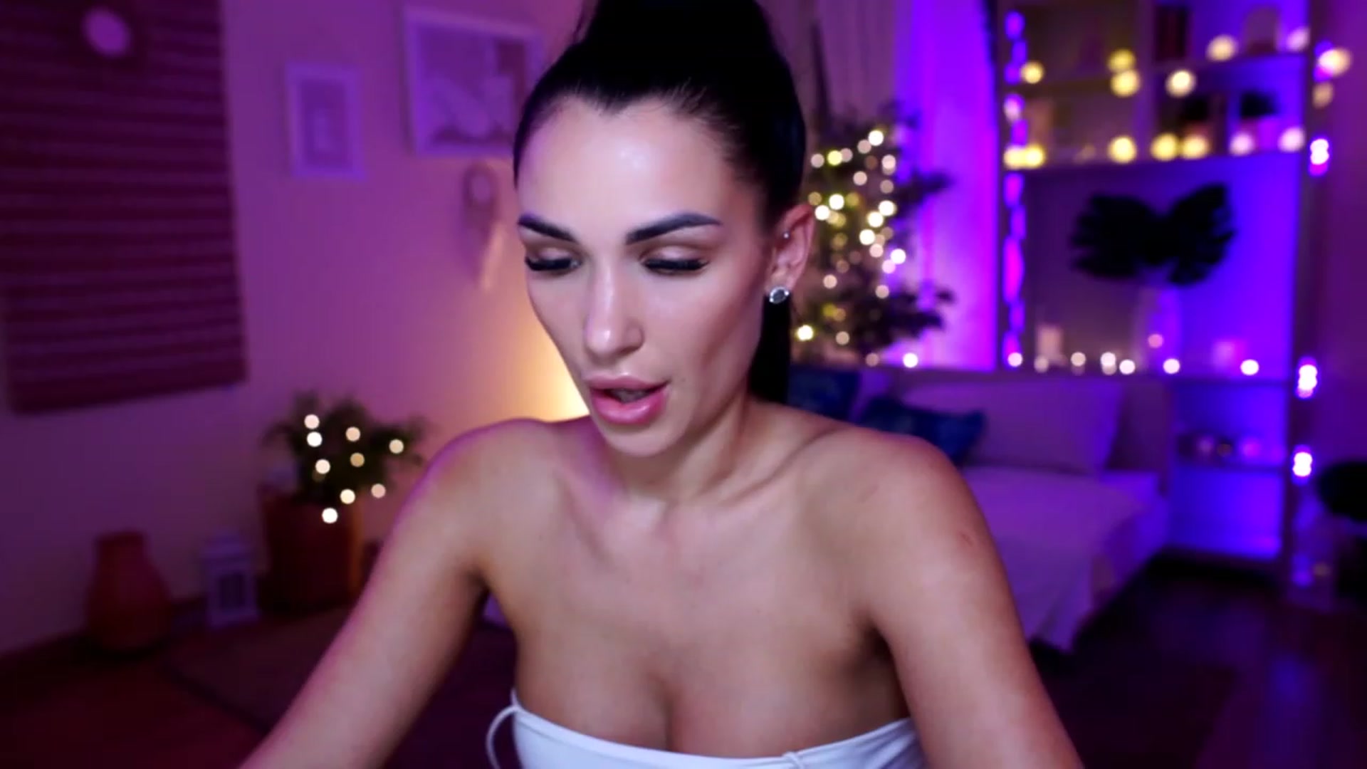 Gallery image thumbnail from kerelai's myfreecams stream on, 11/29/2022, 16:00 image 14 of 20