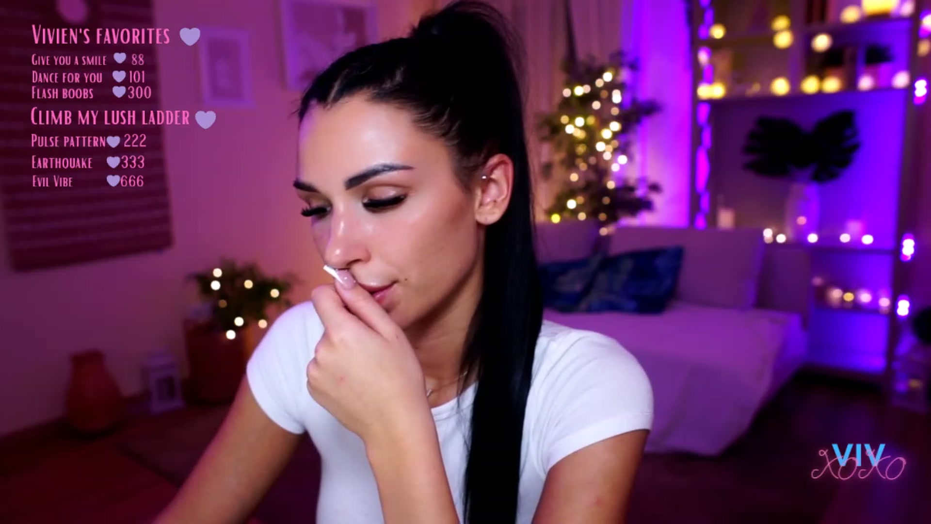 Gallery image thumbnail from kerelai's myfreecams stream on, 12/03/2022, 21:09 image 19 of 20