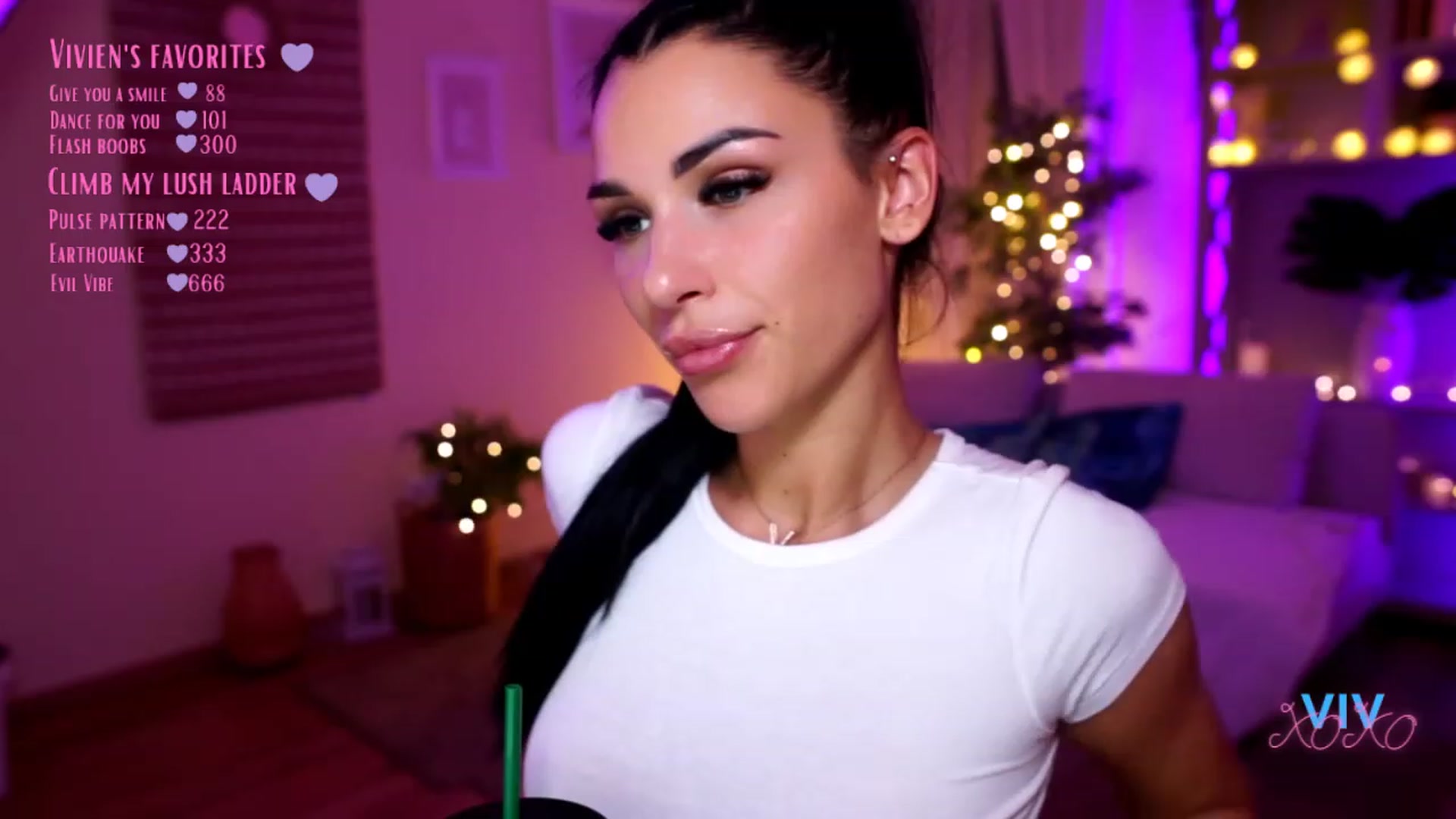 Gallery image thumbnail from kerelai's myfreecams stream on, 12/03/2022, 21:09 image 6 of 20