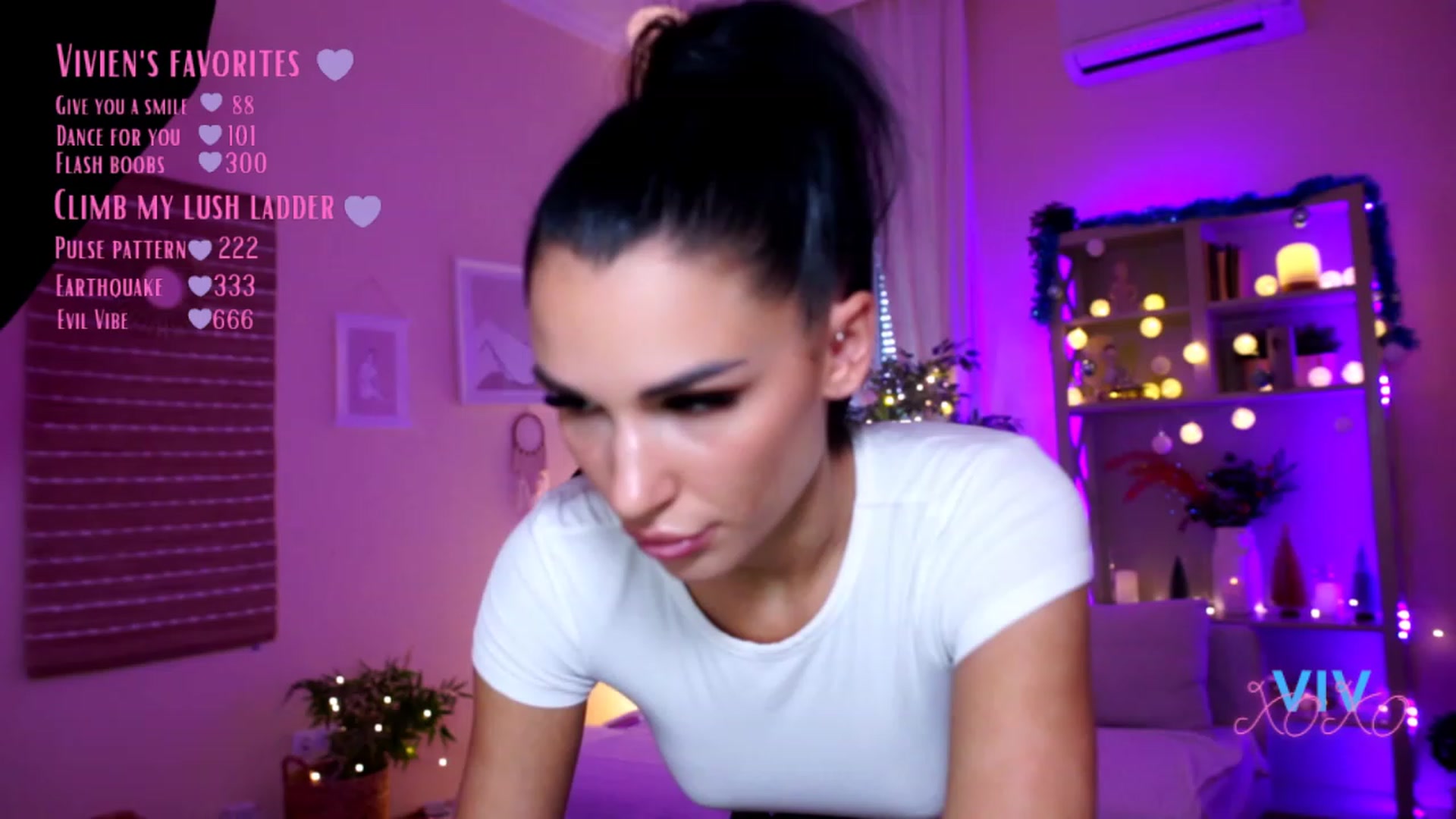 Gallery image thumbnail from kerelai's myfreecams stream on, 12/18/2022, 12:58 image 3 of 20