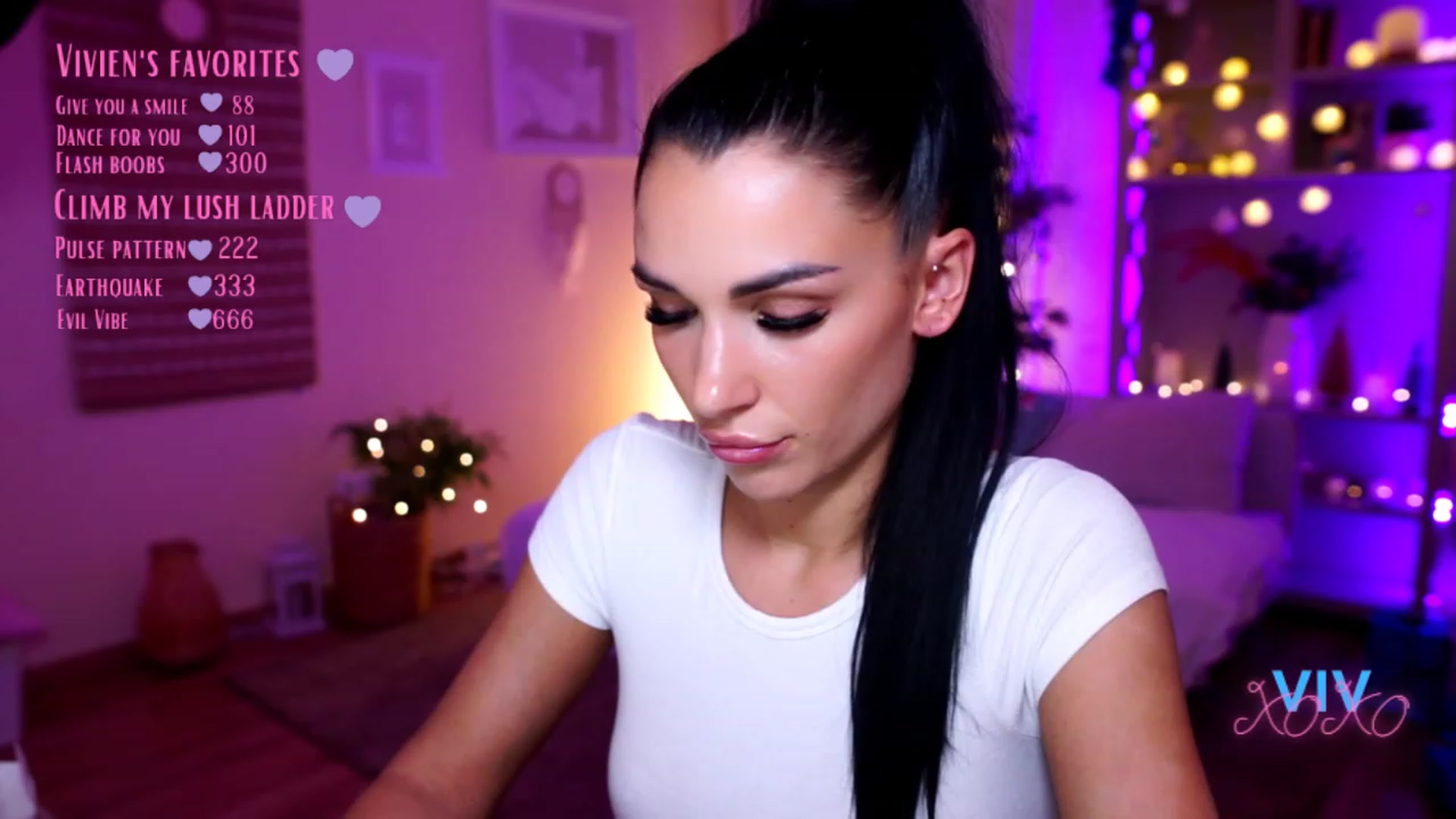 Gallery image thumbnail from kerelai's myfreecams stream on, 12/18/2022, 14:00 image 17 of 20
