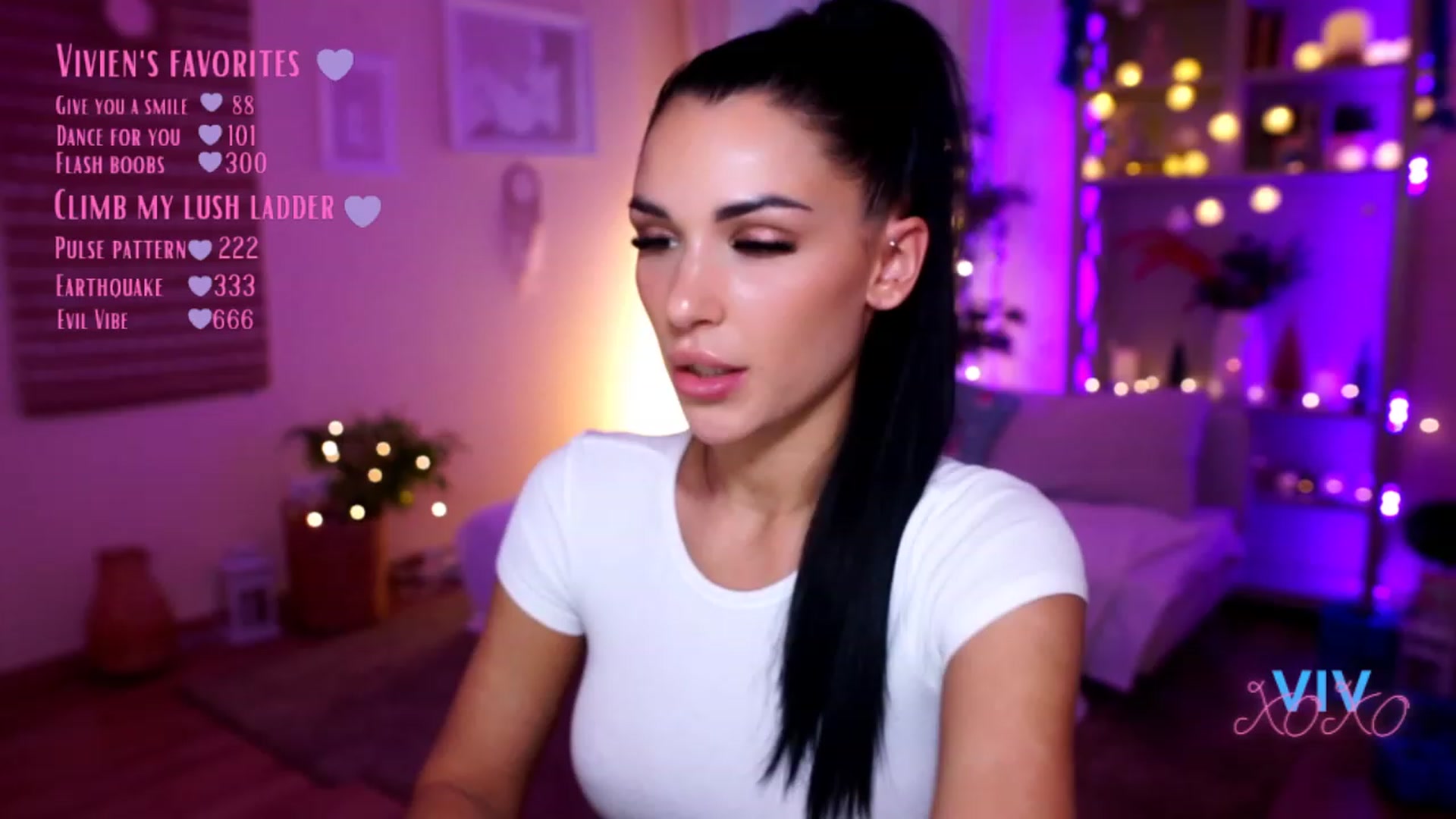 Gallery image thumbnail from kerelai's myfreecams stream on, 12/18/2022, 14:00 image 1 of 20