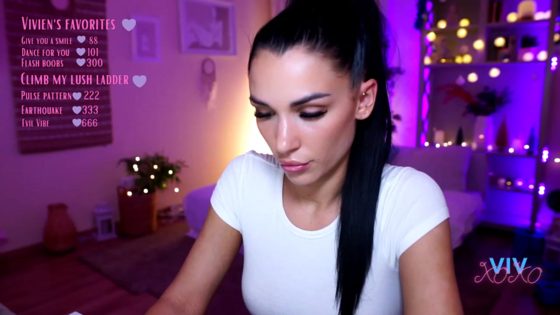 Gallery image thumbnail from kerelai's myfreecams stream on, 12/18/2022, 14:00 image 11 of 20