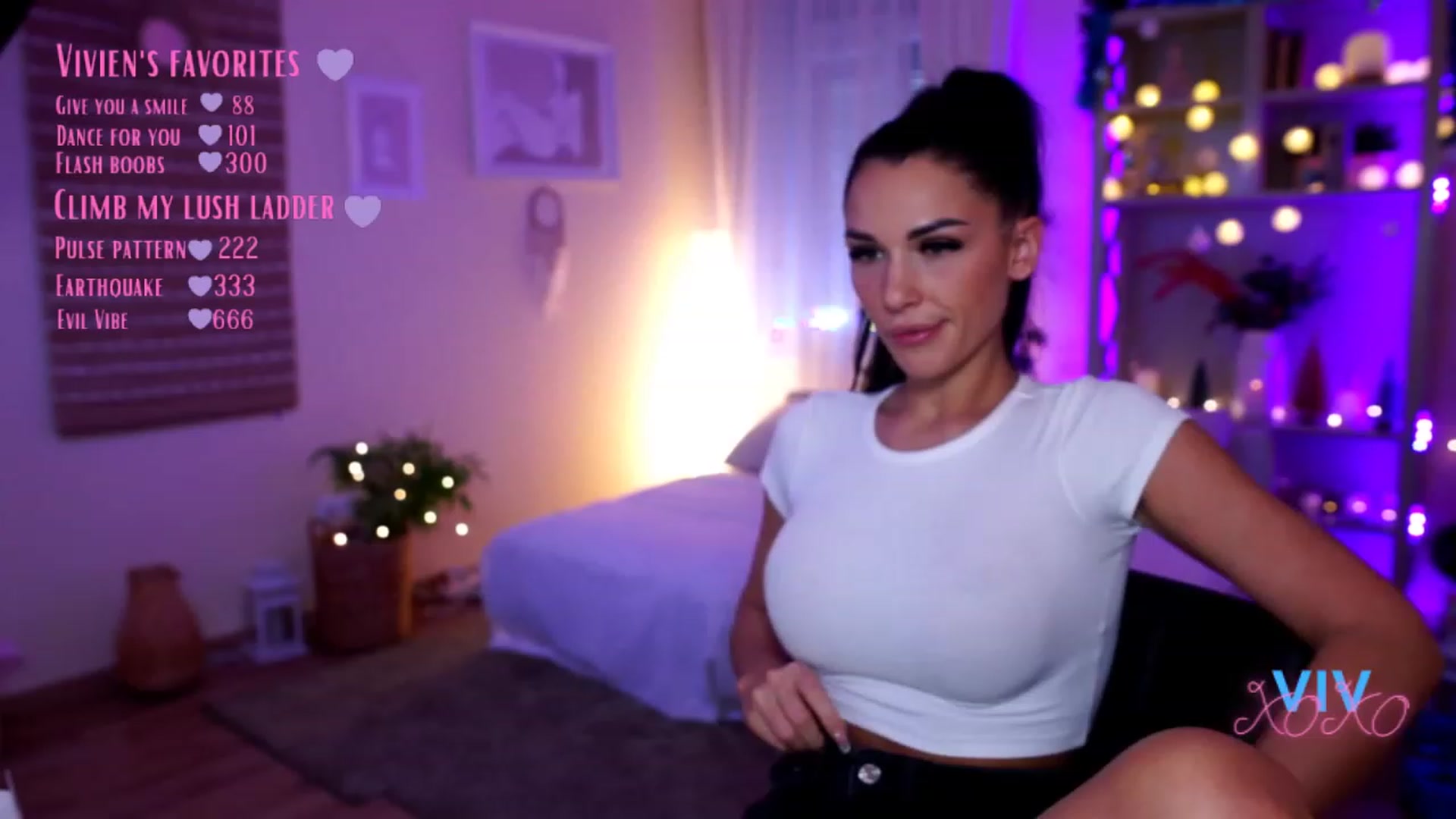 Gallery image thumbnail from kerelai's myfreecams stream on, 12/18/2022, 16:14 image 2 of 20