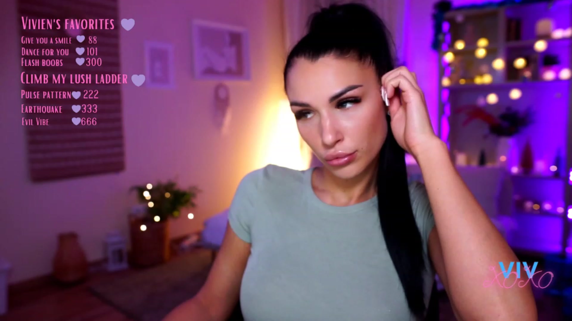 Gallery image thumbnail from kerelai's myfreecams stream on, 12/19/2022, 18:12 image 8 of 20