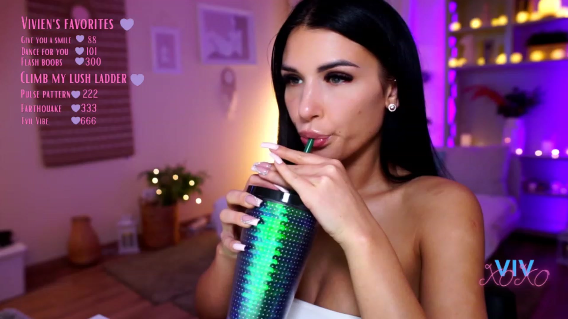 Gallery image thumbnail from kerelai's myfreecams stream on, 12/29/2022, 15:29 image 9 of 20